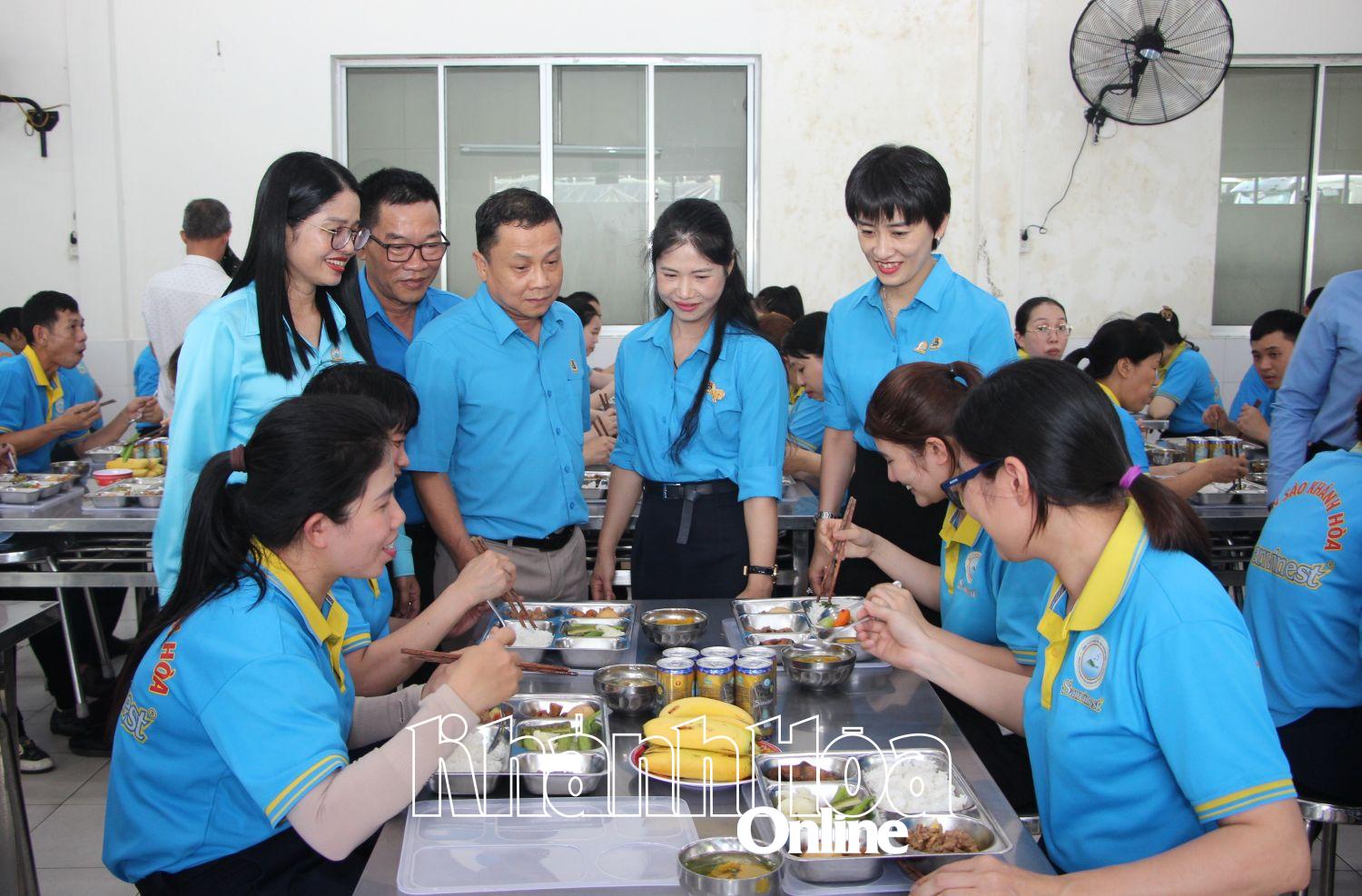 Đại diện Liên đoàn Lao động tỉnh và công đoàn cơ sở, doanh nghiệp thăm hỏi, động viên người lao động tại chương trình Bữa cơm Công đoàn.