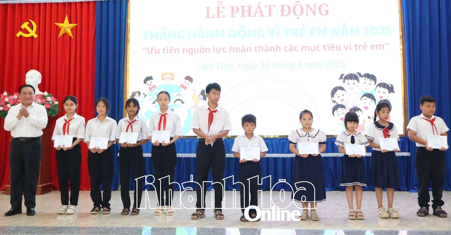 Ông Trịnh Ngọc Hiệp - Phó Giám đốc Sở Y tế trao học bổng cho học sinh vượt khó học giỏi.