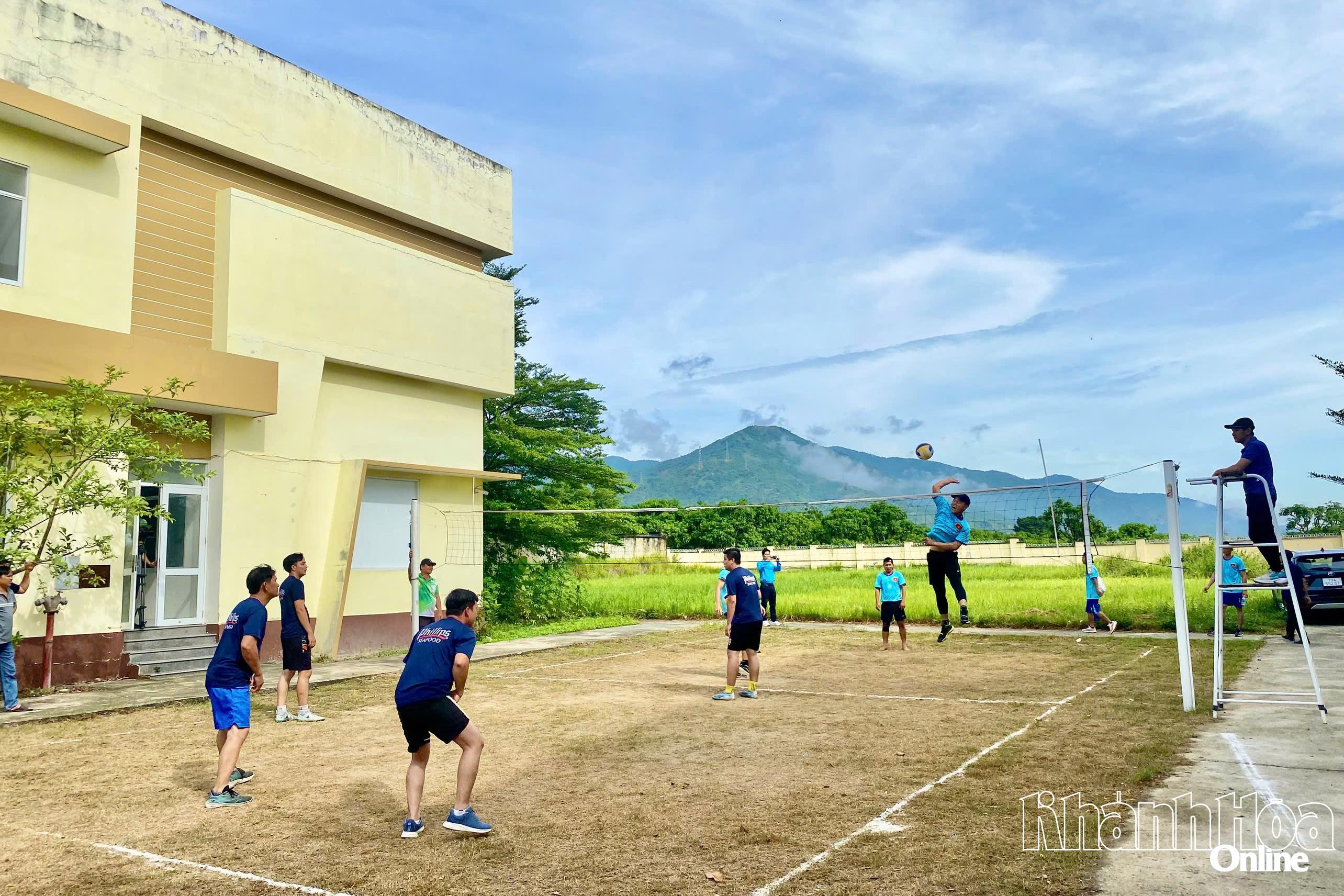 Các đội tham gia tranh tài môn bóng chuyền.