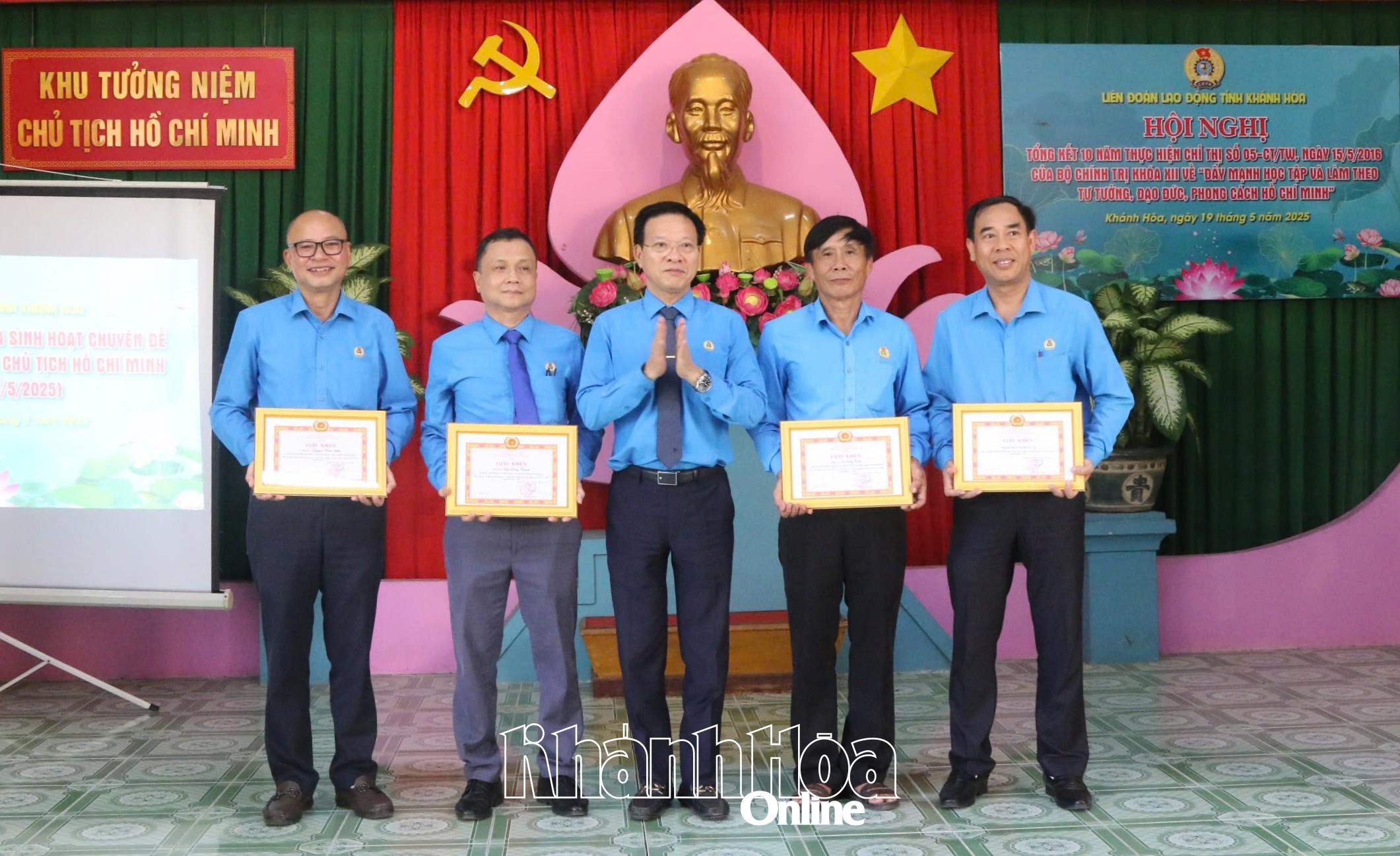 Ông Phan Thanh Liêm - Chủ tịch Liên đoàn Lao động tỉnh tặng giấy khen cho những tập thể, cá nhân đạt thành tích xuất sắc.