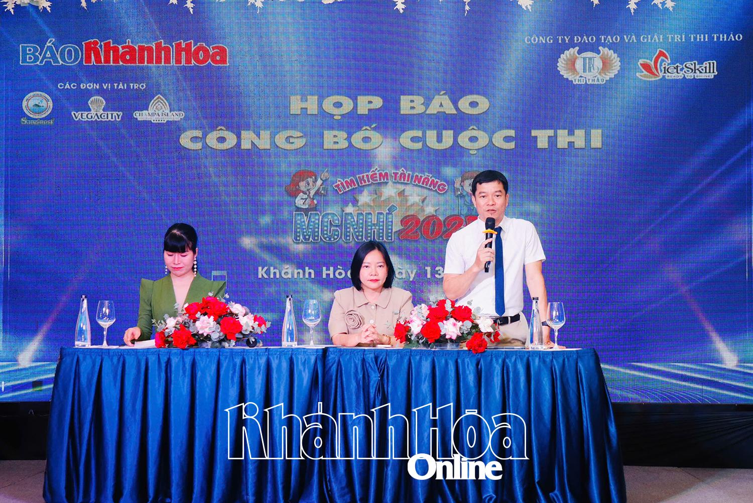 Tran Minh Thao, Deputy Editor-in-Chief of Khanh Hoa Newspaper and Deputy Head of the Organizing Committee, answering questions from reporters and journalists at the press conference

