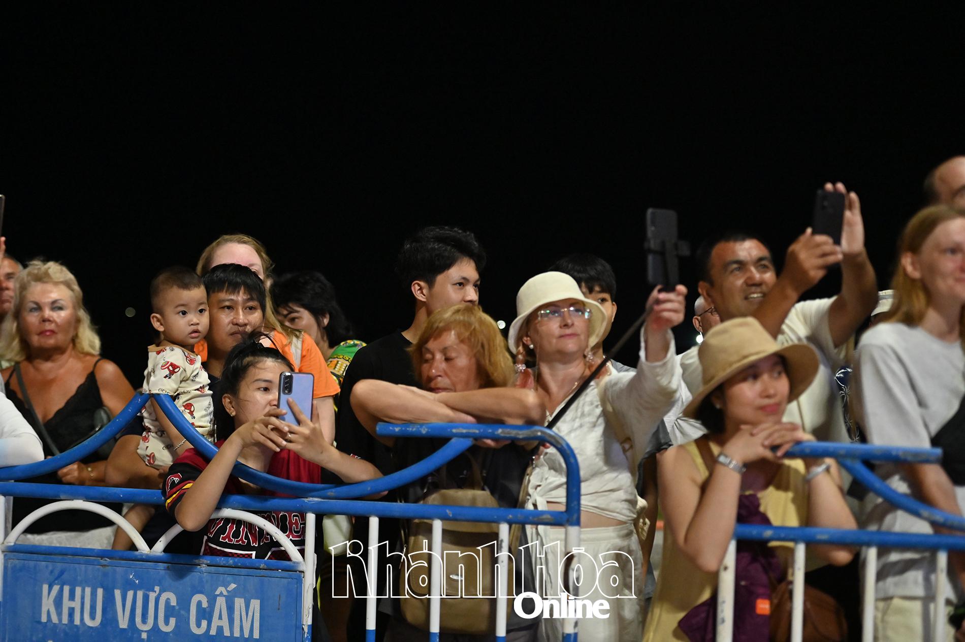 Locals and tourists enjoy the performances of lion-unicorn-dragon dances
