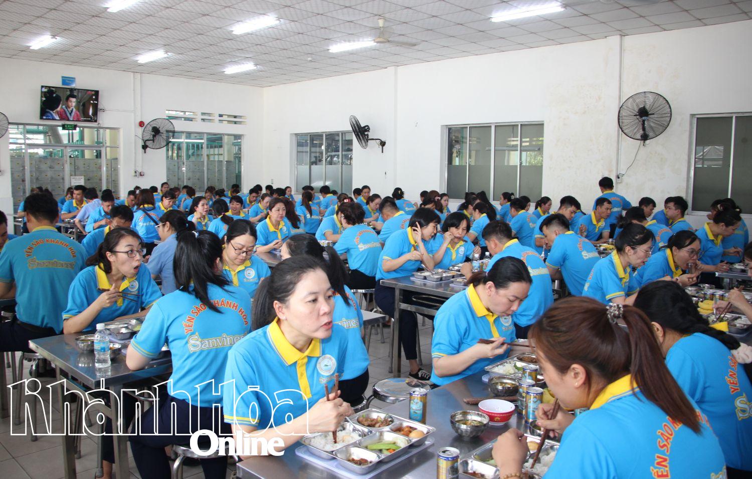 Người lao động tham gia dùng bữa cơm công đoàn.