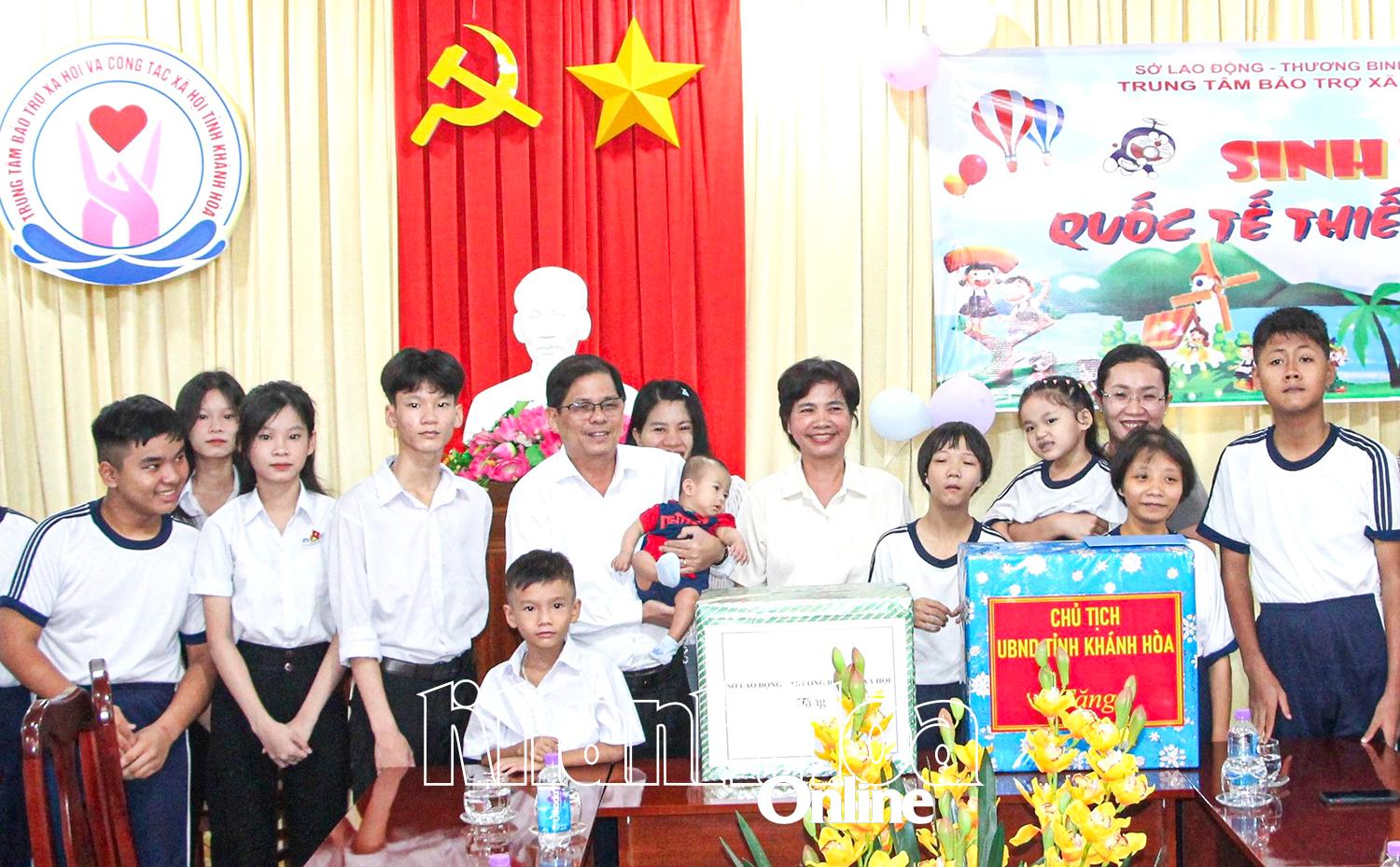 Nguyễn Tấn Tuân - Phó Bí thư Tỉnh ủy, Chủ tịch UBND tỉnh, Bí thư Đảng ủy UBND tỉnh thăm hỏi, tặng quà cho trẻ em đang được nuôi dưỡng tại Trung tâm Bảo trợ xã hội và Công tác xã hội tỉnh.