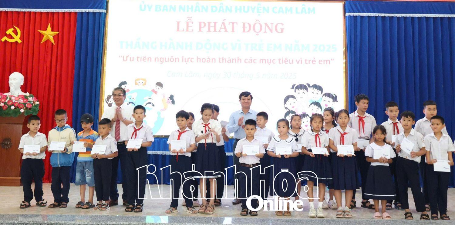 Lãnh đạo huyện Cam Lâm trao học bổng cho học sinh vượt khó học giỏi.