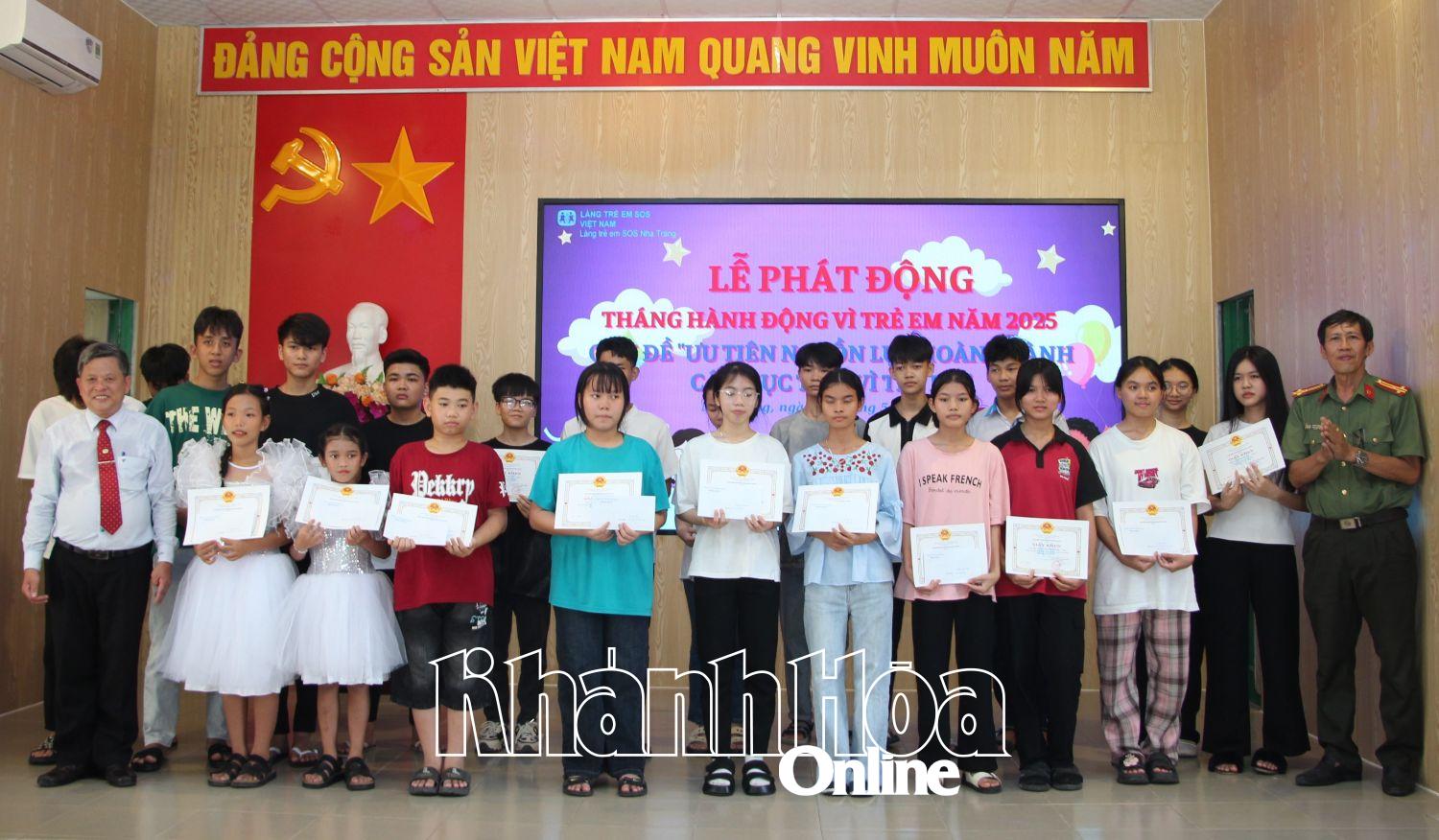 Đại diện Công an tỉnh trao hỗ trợ cho trẻ em Làng trẻ em SOS Nha Trang.