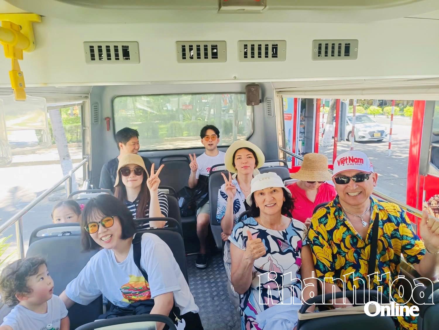 Du khách trải nghiệm Nha Trang Bus City Tour