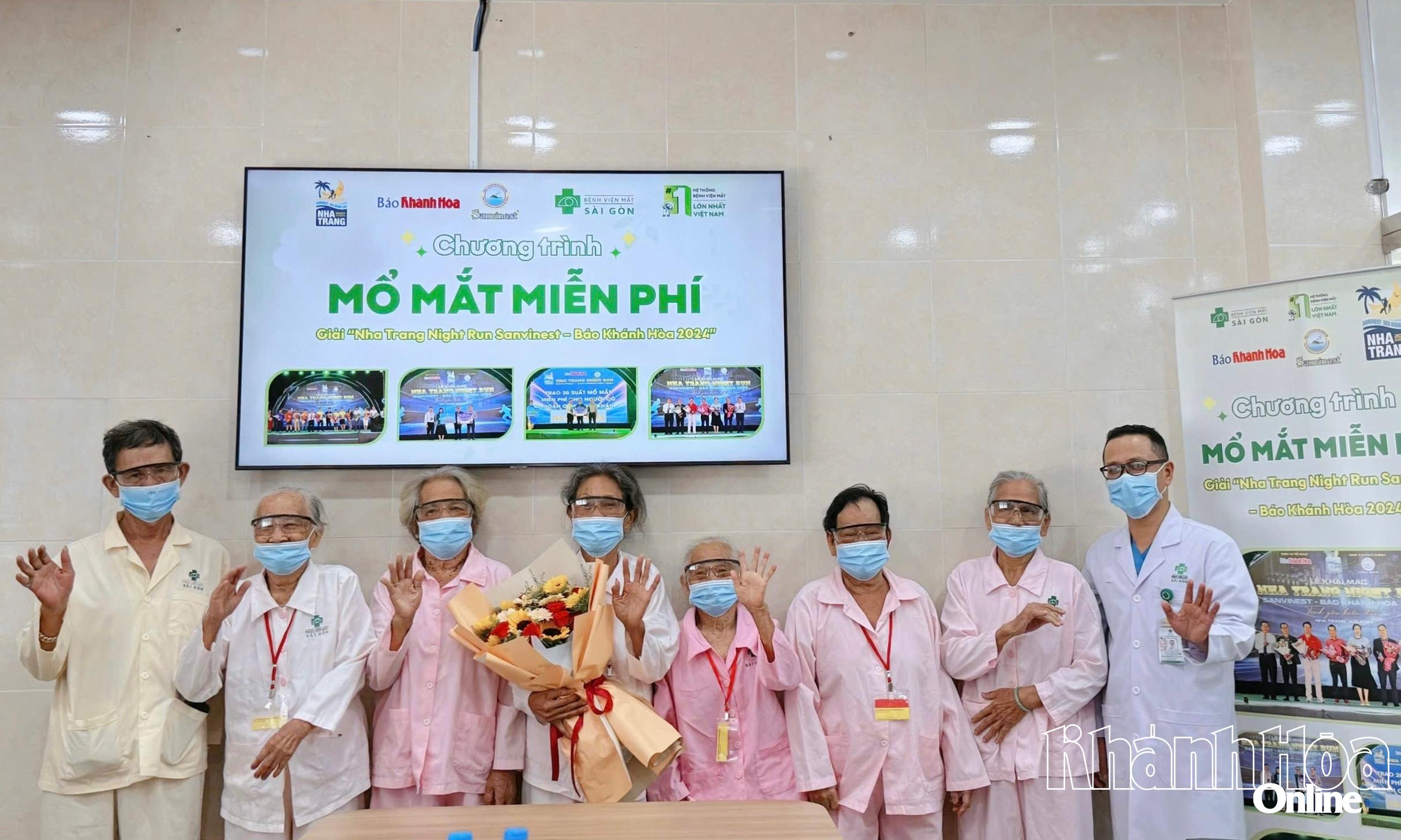 Lãnh đạo Bệnh viện Mắt Sài Gòn Nha Trang tặng hoa cho các bệnh nhân sau phẫu thuật