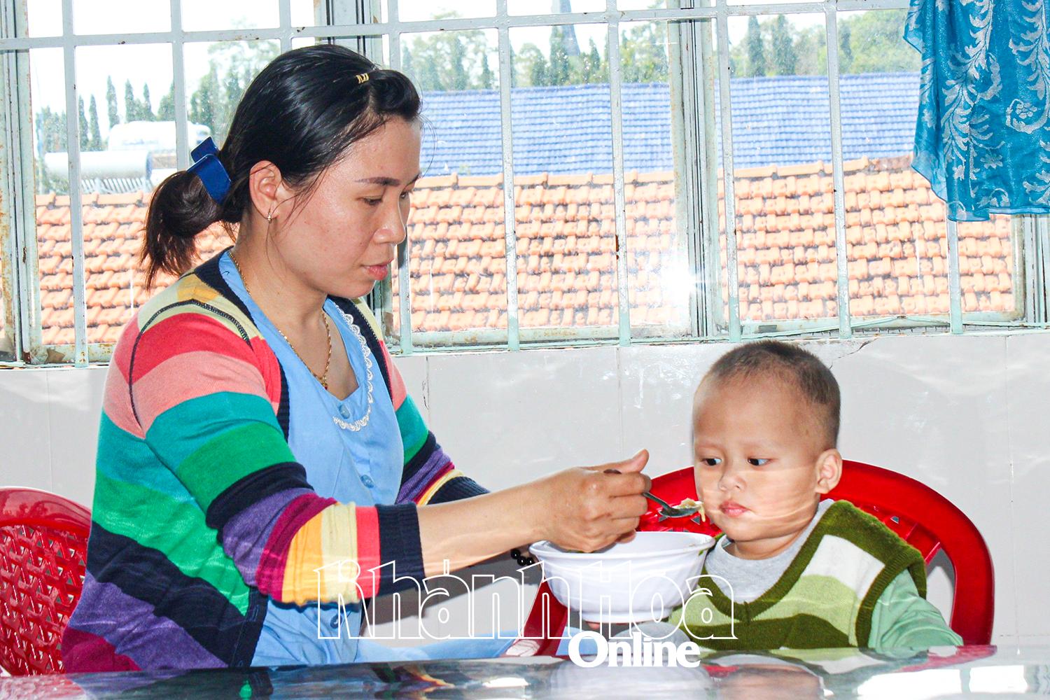 Trẻ em tại Trung tâm Bảo trợ xã hội và Công tác xã hội tỉnh luôn được quan tâm chăm lo từng bữa ăn, giấc ngủ.