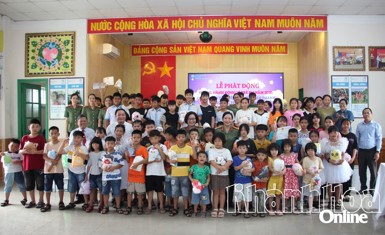 Các đại biểu chụp ảnh lưu niệm với trẻ em Làng trẻ em SOS Nha Trang