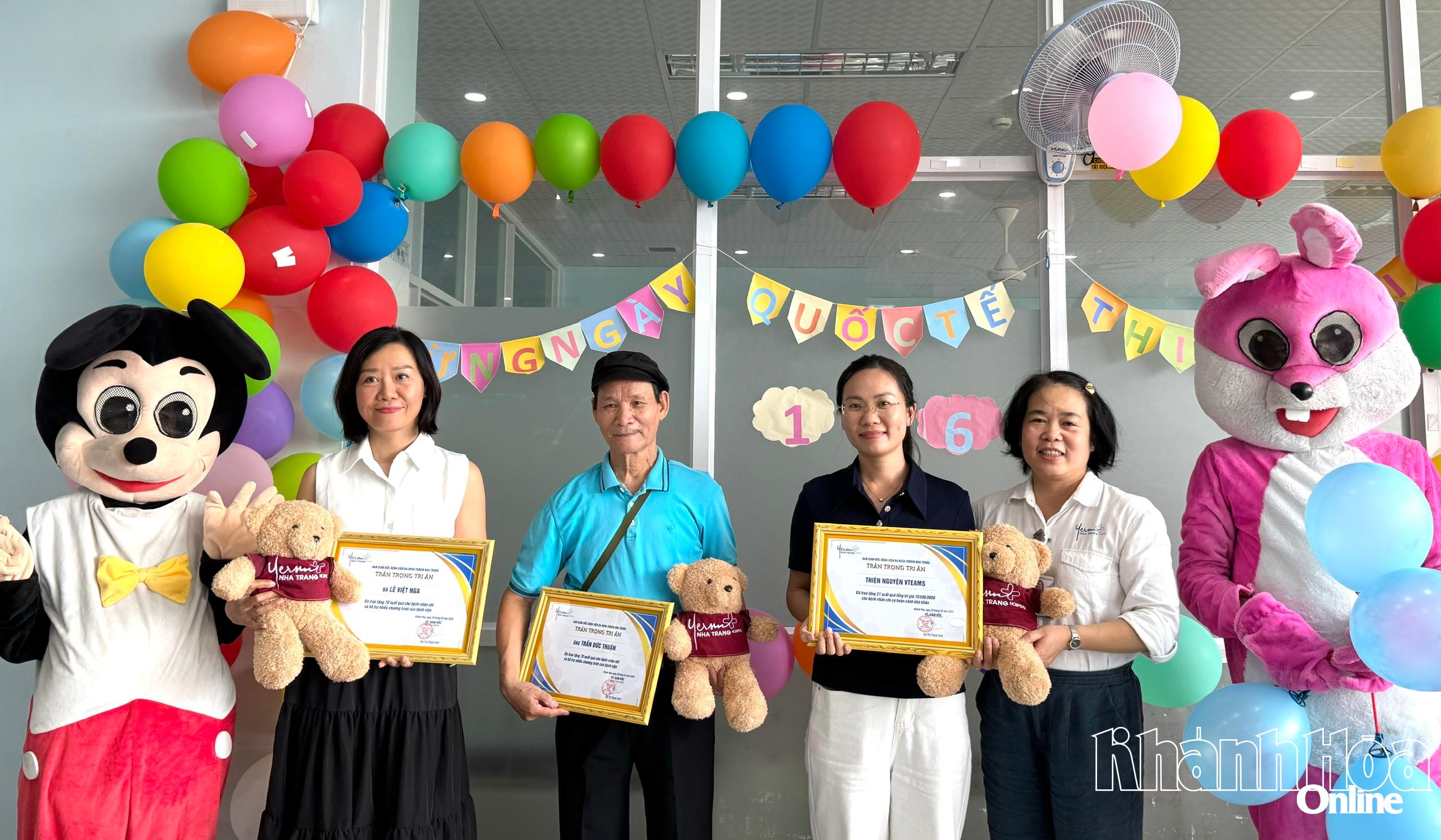 Lãnh đạo Bệnh viện Đa khoa Yersin Nha Trang trao bảng tri ân các mạnh thường quân