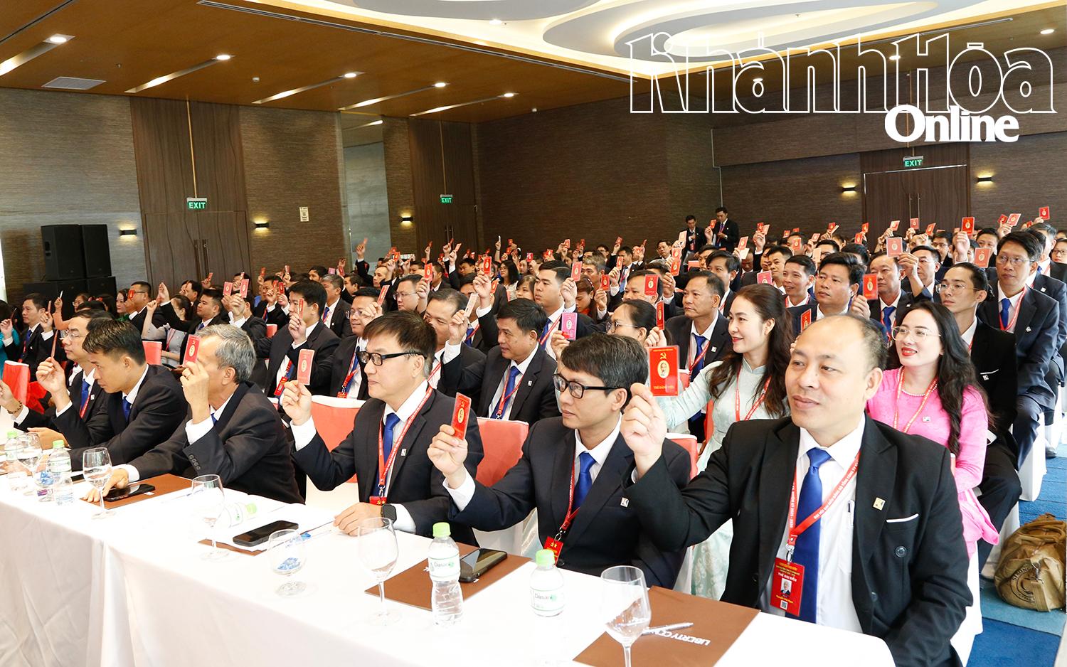 Các đại biểu biểu quyết tại đại hội