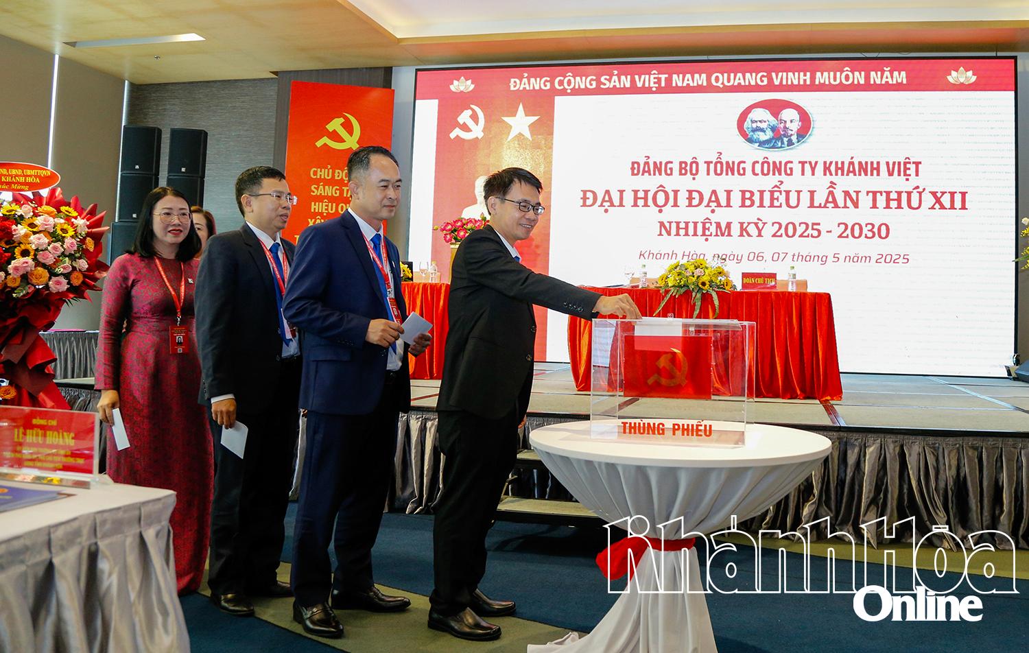 Các đại biểu bỏ phiếu bầu Ban chấp hành Đảng bộ Tổng Công ty Khánh Việt nhiệm kỳ 2025-2030