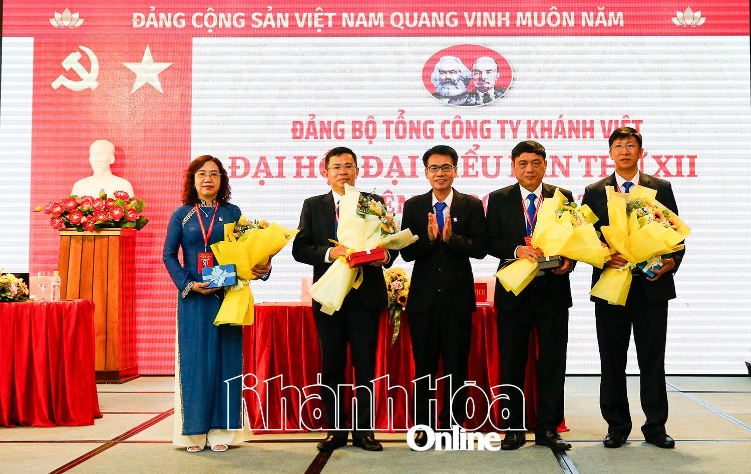 Ông Lê Quốc Thành - Bí thư Đảng ủy Khatoco nhiệm kỳ 2025-2030 tặng hoa cho các Ủy viên Ban chấp hành Đảng bộ nhiệm kỳ 2020-2025 không tái cử