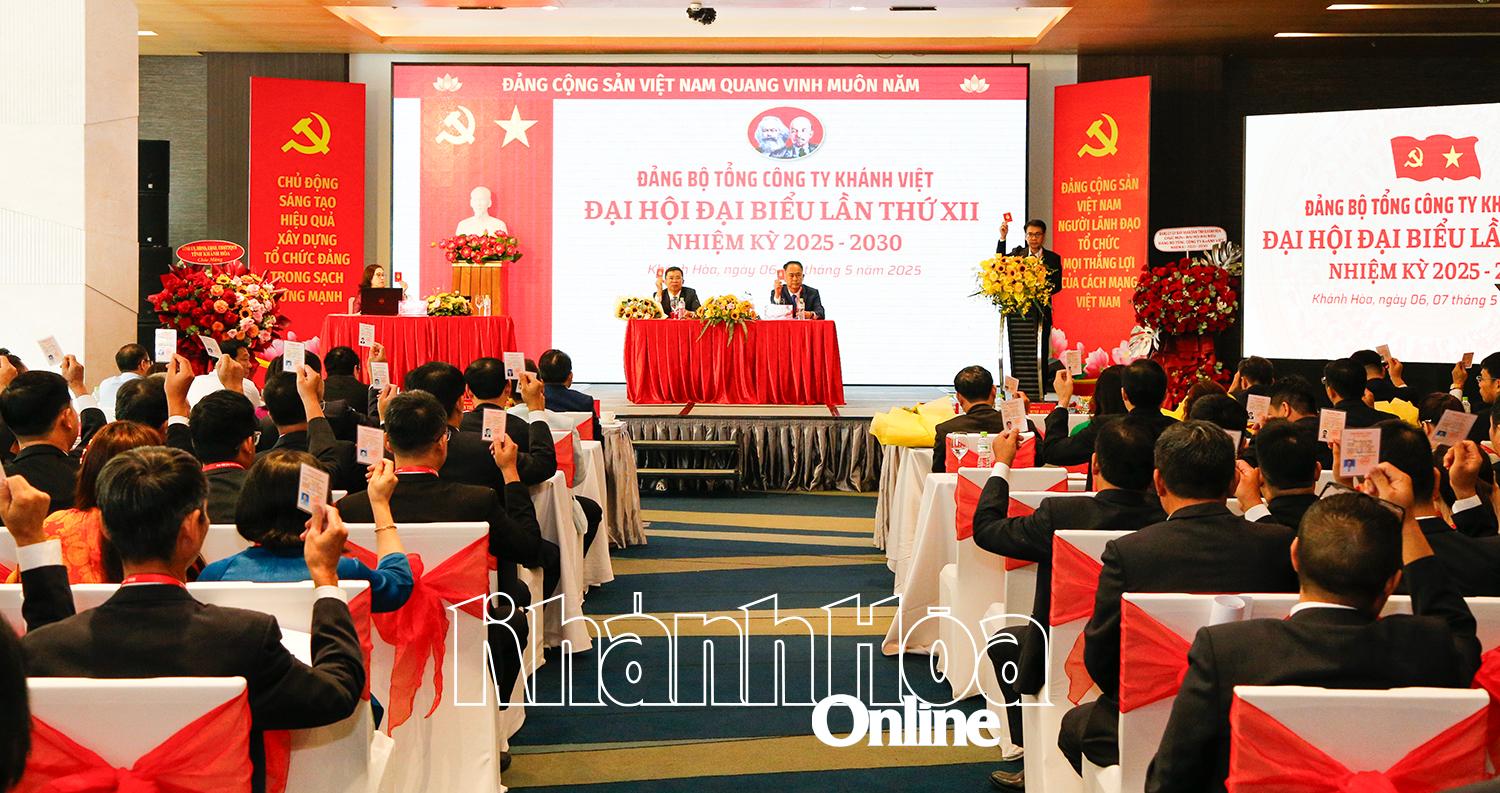 Các đại biểu biểu quyết thông qua Nghị quyết Đại hội Đảng bộ Tổng Công ty Khánh Việt nhiệm kỳ 2025 - 2030