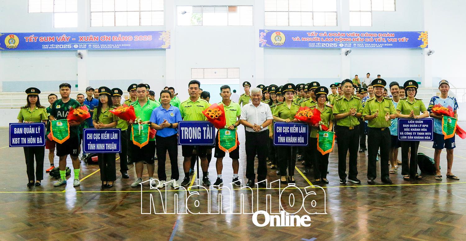 Lãnh đạo các đơn vị trao cờ lưu niệm cho các đơn vị tham dự hội thao