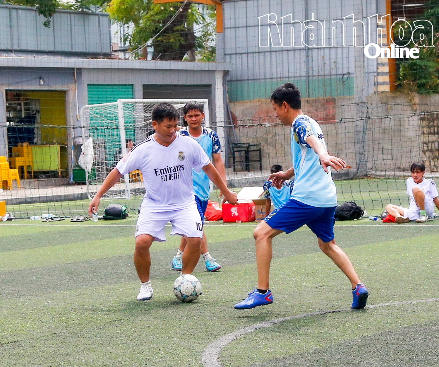 Các cầu thủ tranh tài tại trận chung kết bóng đá mini nam