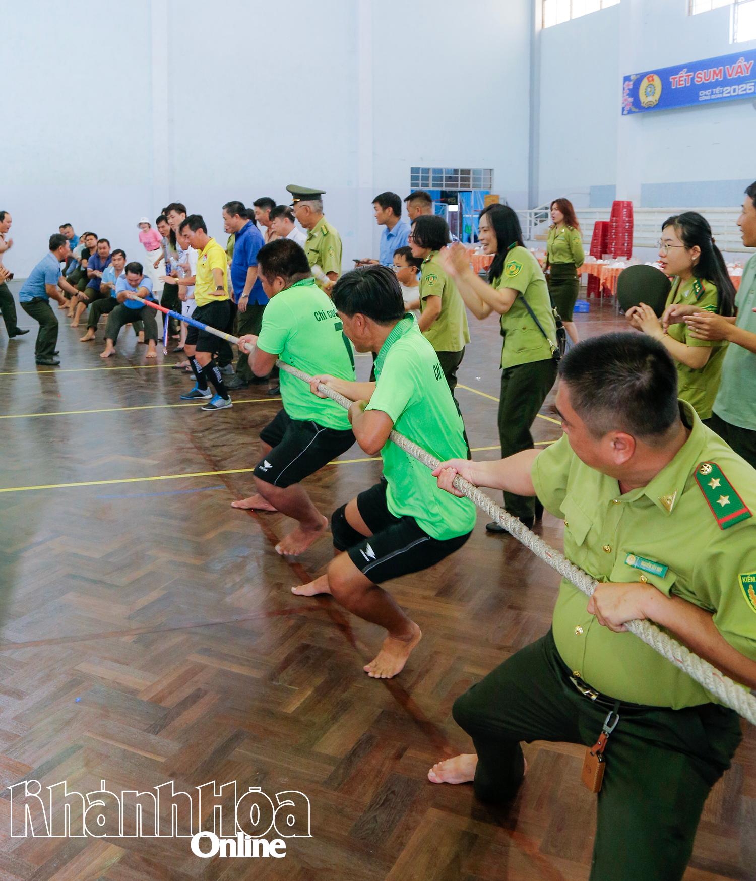 Trận chung kết môn kéo co nam