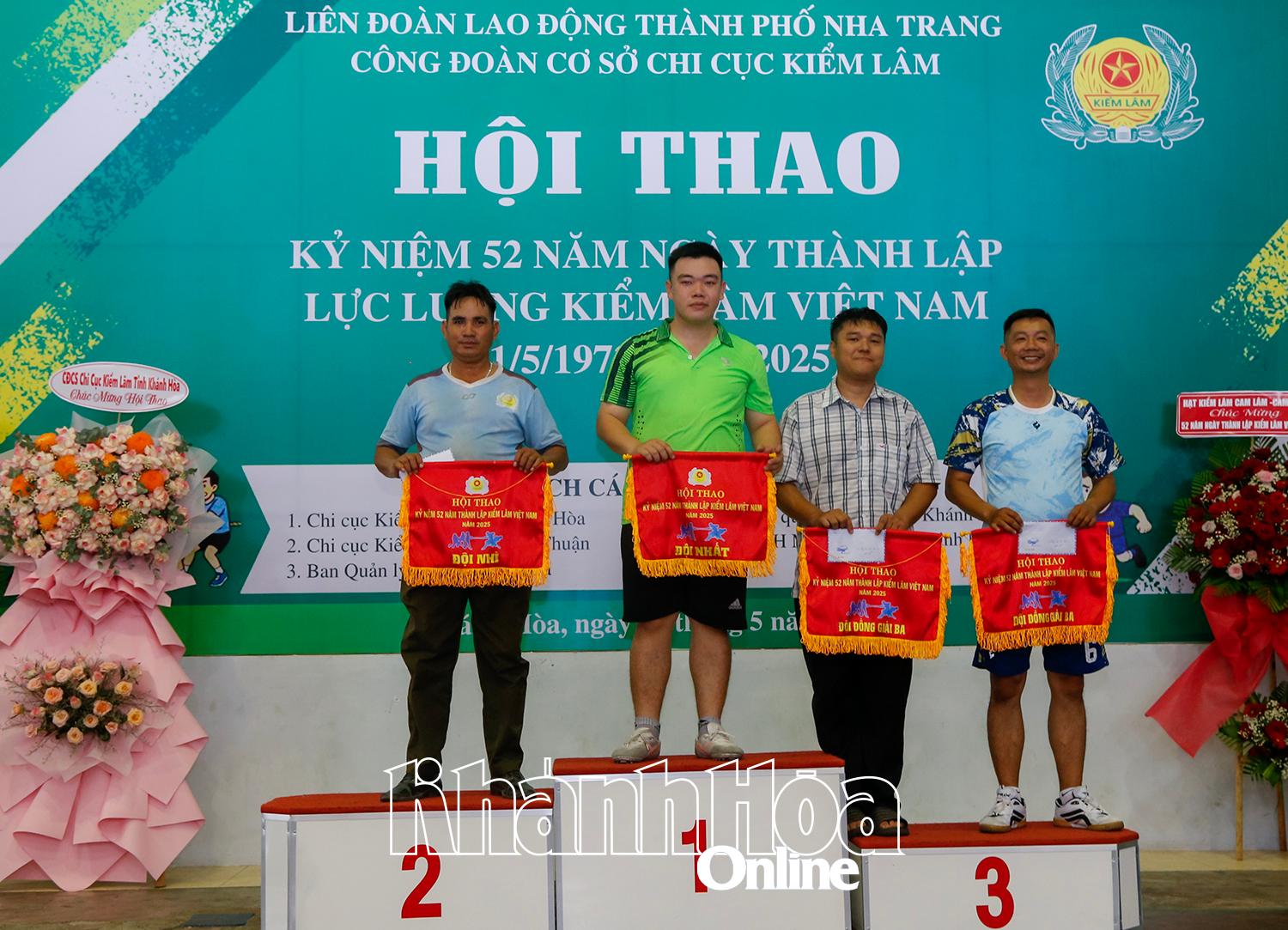 Đại diện các đội nhận giải thưởng nội dung kéo co nam