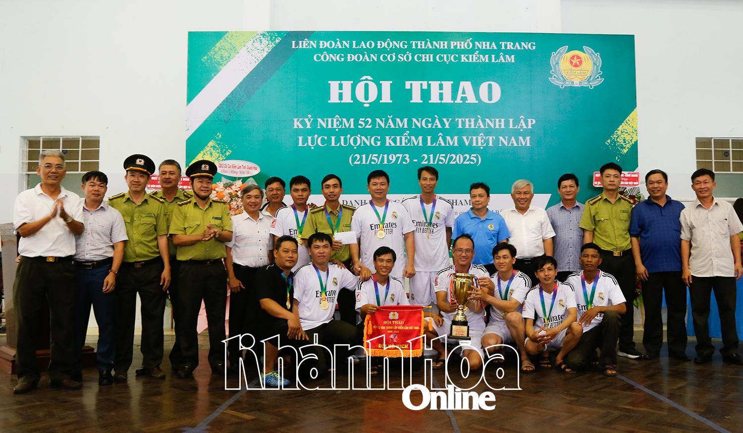 Lãnh đạo các đơn vị trao cúp vô địch nội dung bóng đá mini nam cho đội Chi cục Kiểm lâm Khánh Hòa