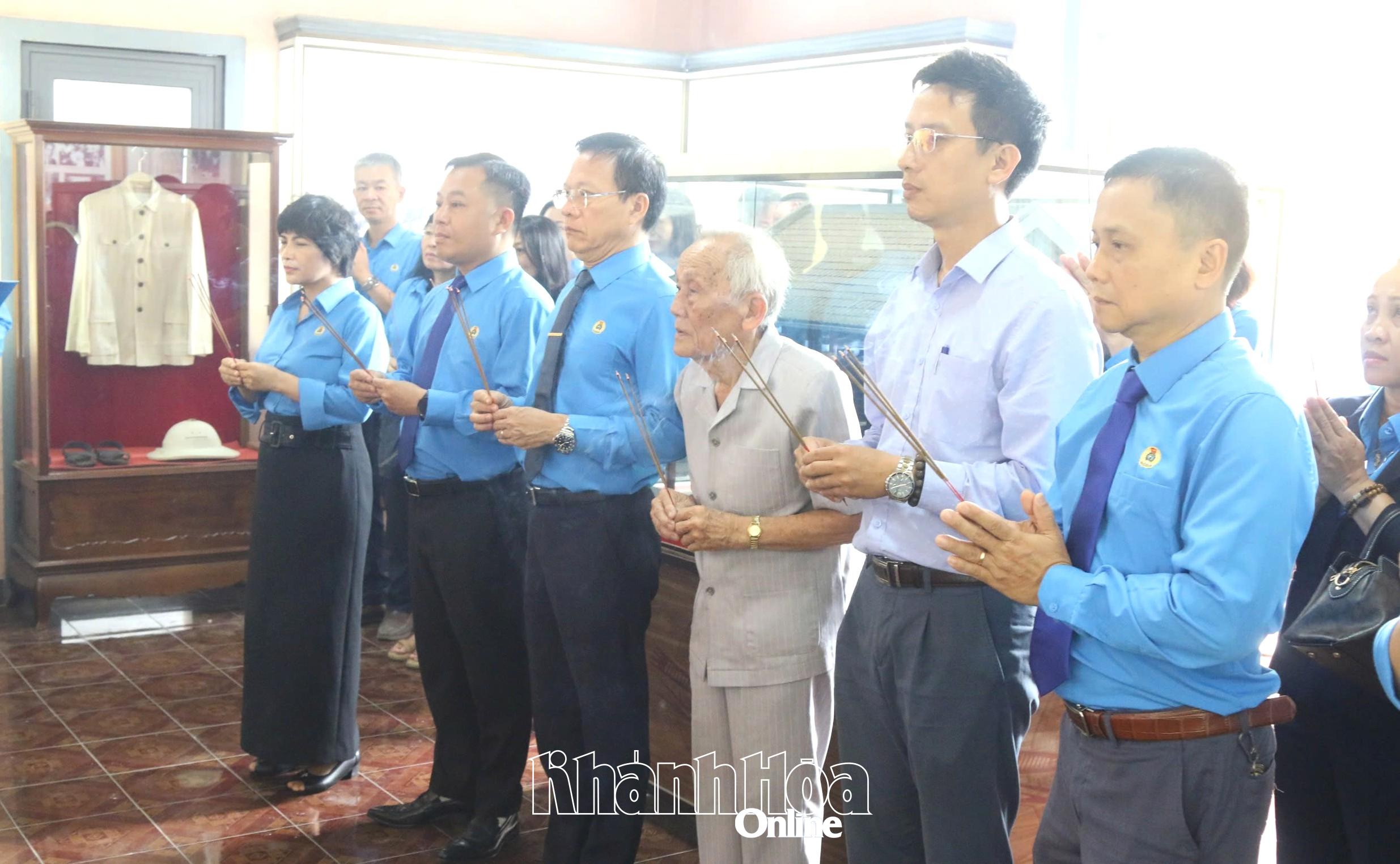 Các đại biểu dâng hương tưởng nhớ công ơn Bác Hồ.