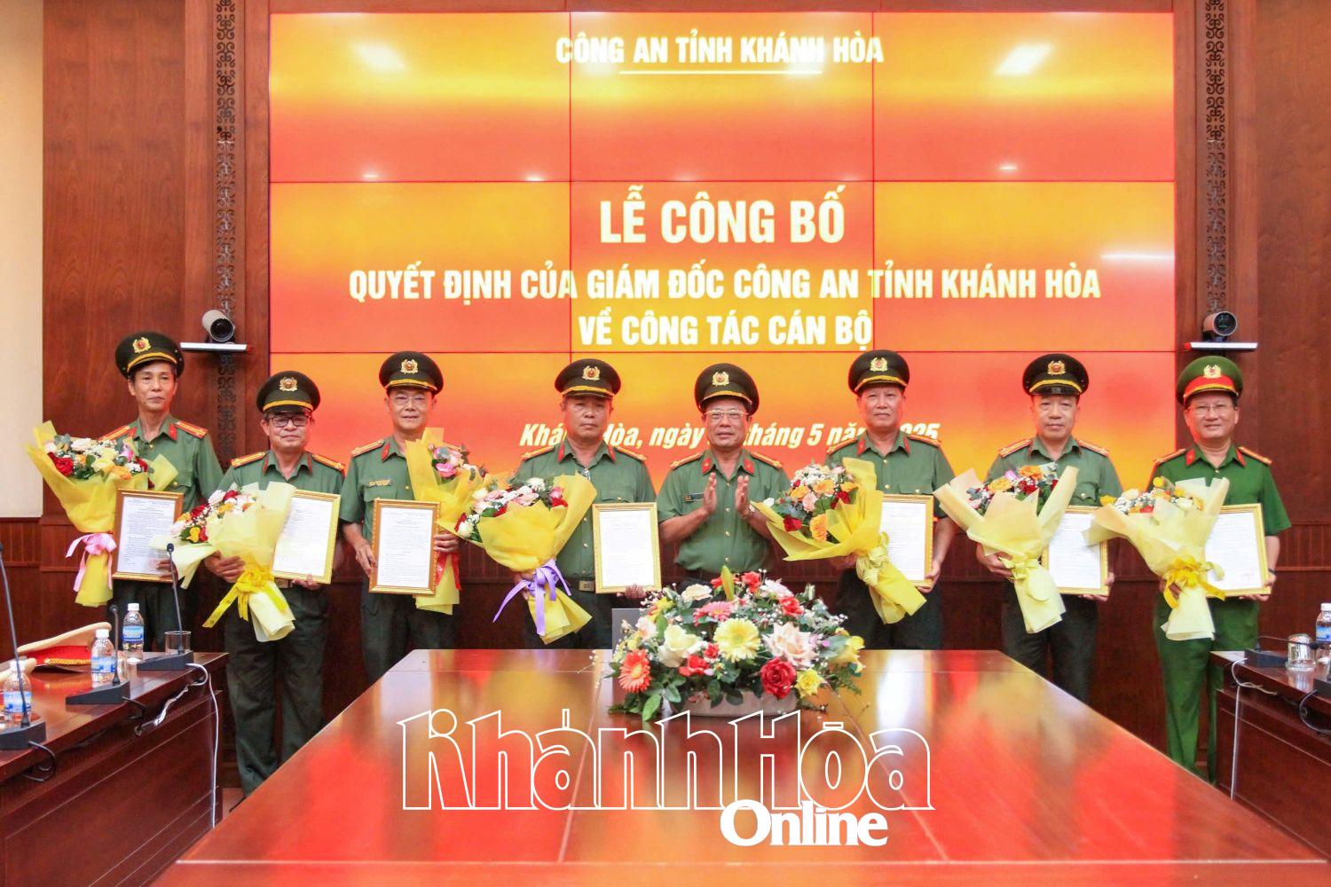 Công an Khánh Hòa công bố và trao quyết định nghỉ hưu trước tuổi đối với 15 cán bộ lãnh đạo cấp phòng
