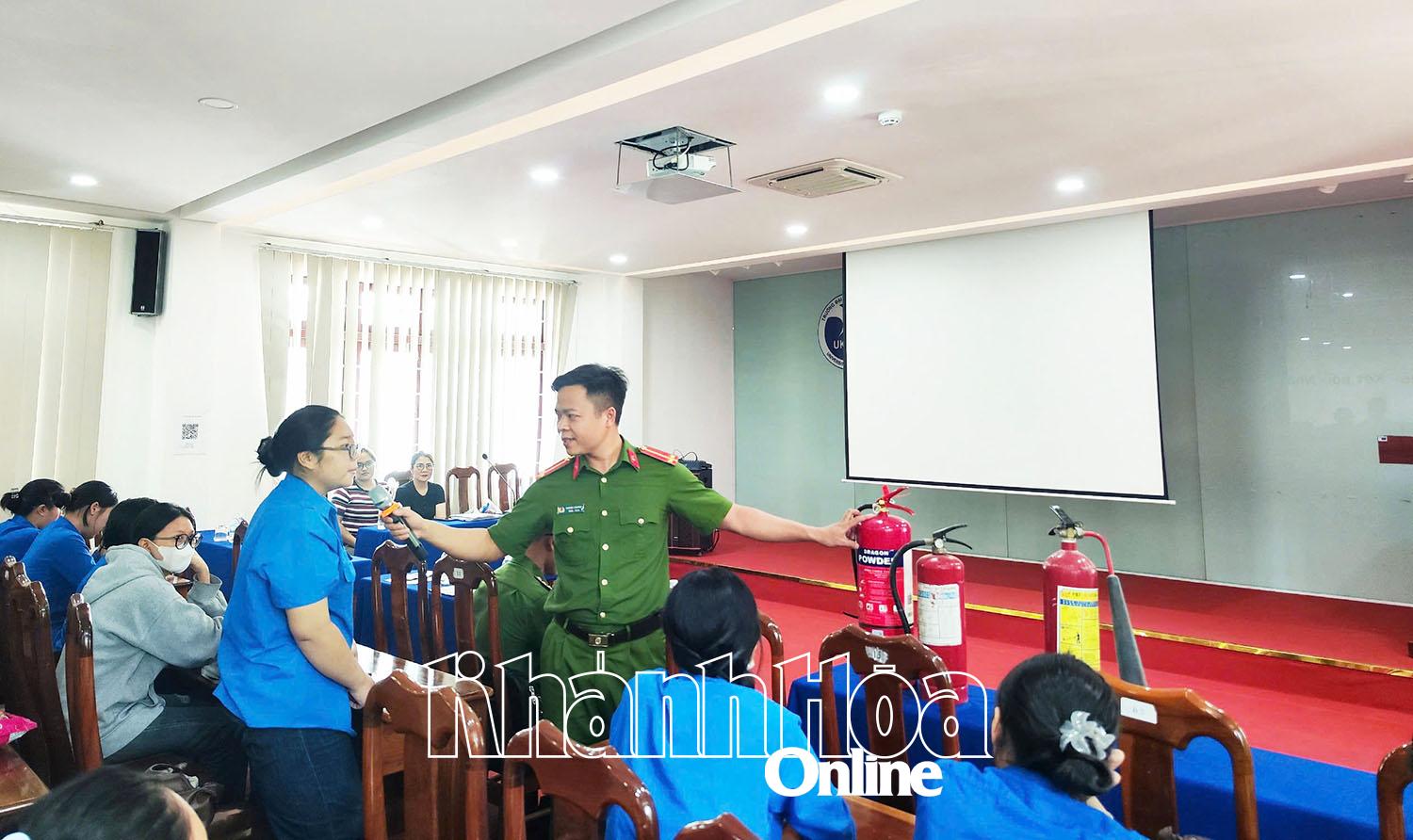 Hơn 200 sinh viên được tuyên truyền kỹ năng phòng cháy, chữa cháy, phòng chống đuối nước