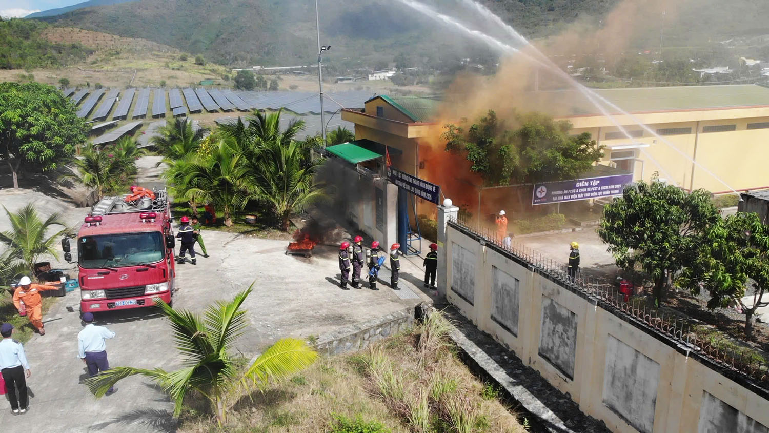 Diễn tập phương án chữa cháy và cứu nạn, cứu hộ tại Nhà máy Điện mặt trời Điện lực Miền Trung