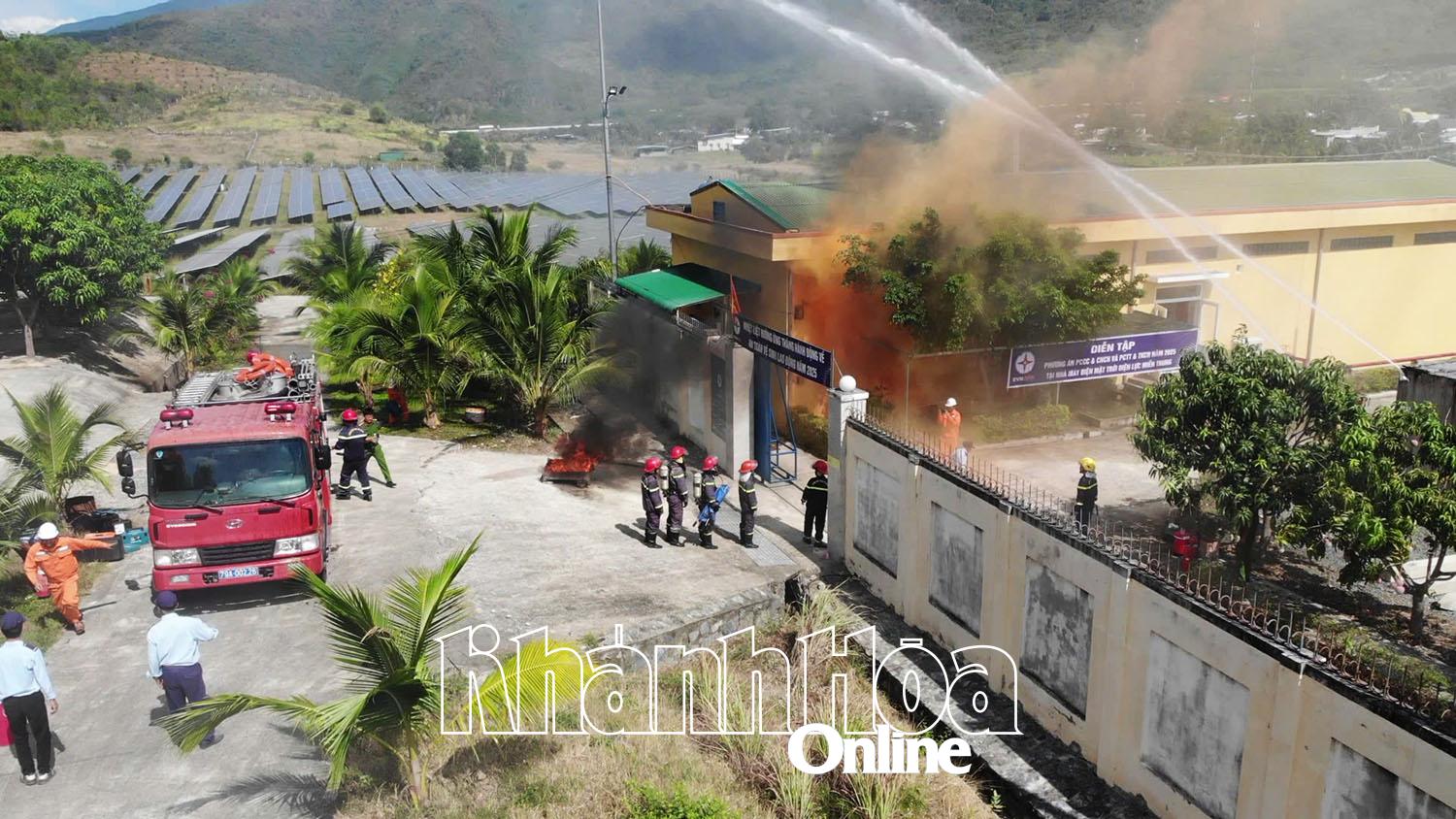 Lực lượng chữa cháy chuyên nghiệp triển khai đội hình chữa cháy và cứu nạn tại hiện trường