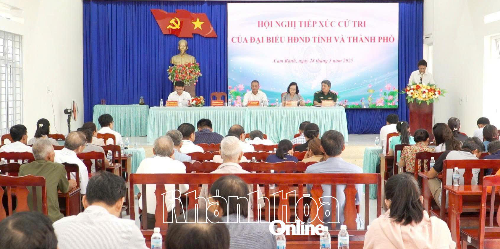 Quang cảnh buổi tiếp xúc cử tri phường Cam Phú.