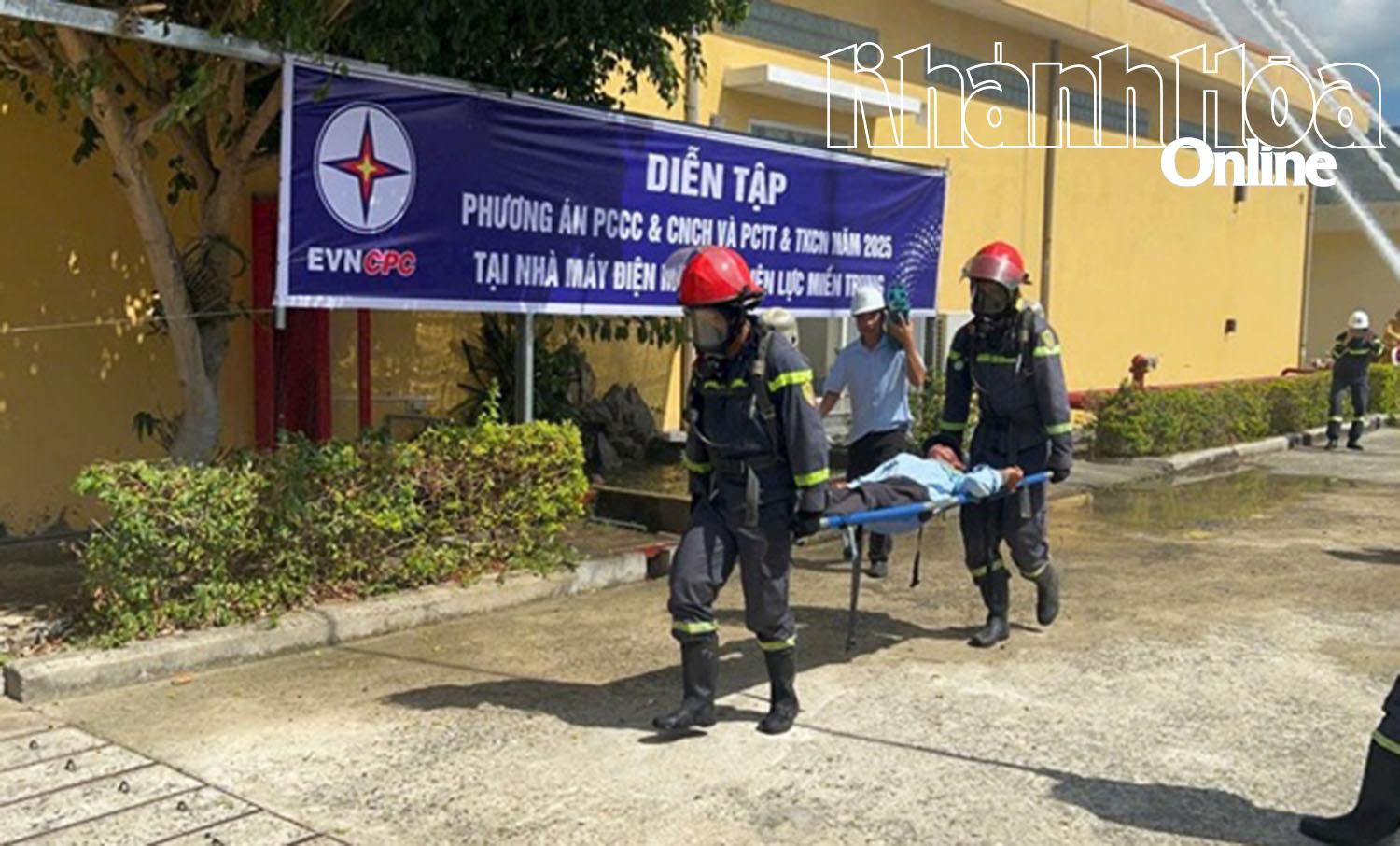 Một nạn nhân được lực lượng tìm kiếm cứu hộ, cứu nạn đưa đến nơi an toàn