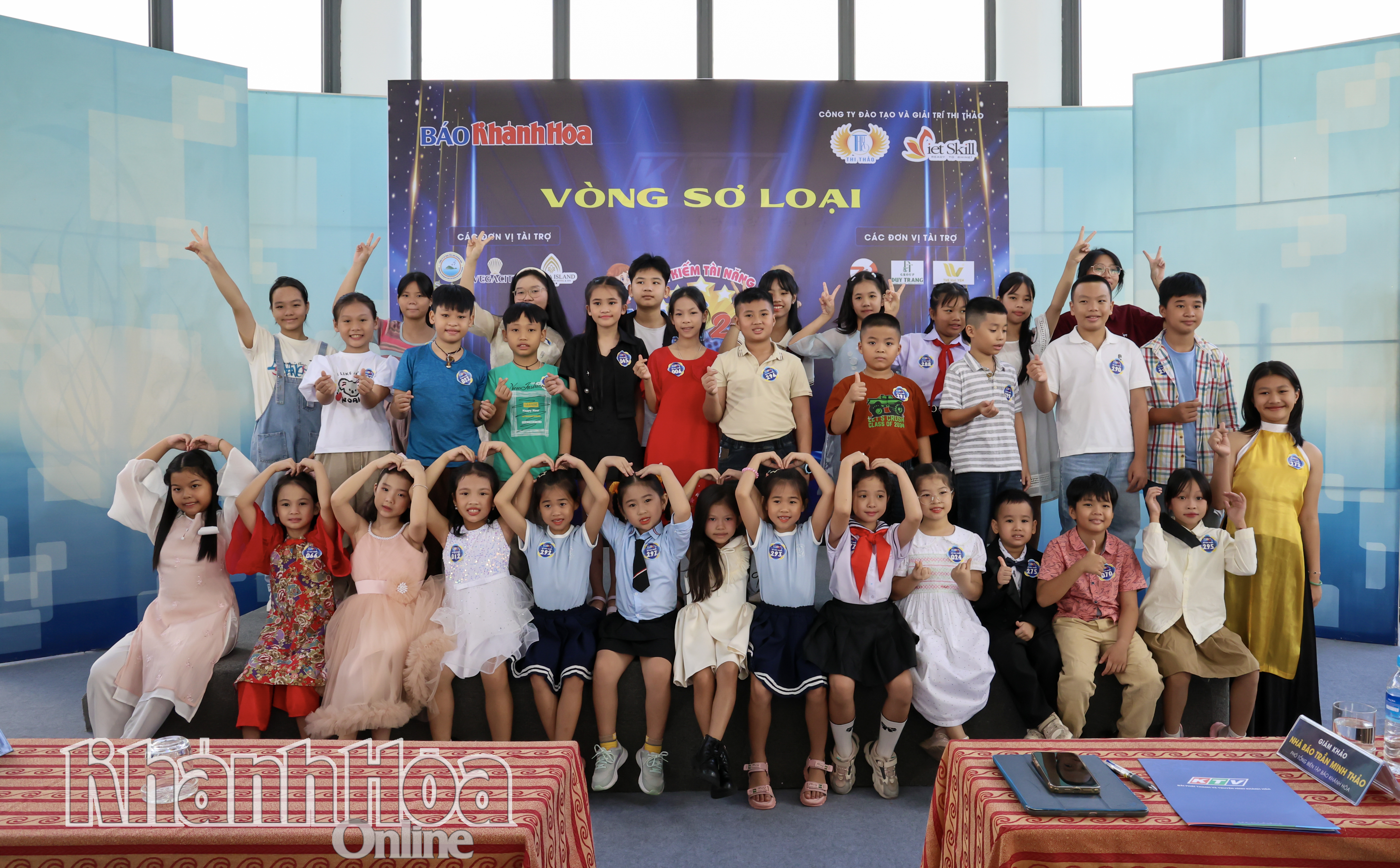 Các em nhỏ chụp hình lưu niệm tại cuộc thi.