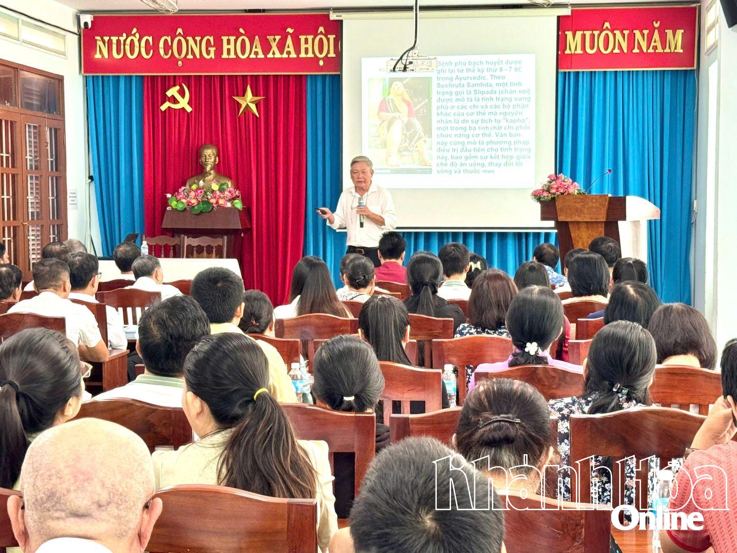 Các học viên Hội Đông y tỉnh tham gia bồi dưỡng, cập nhật kiến thức về điều trị bệnh bằng y học cổ truyền.