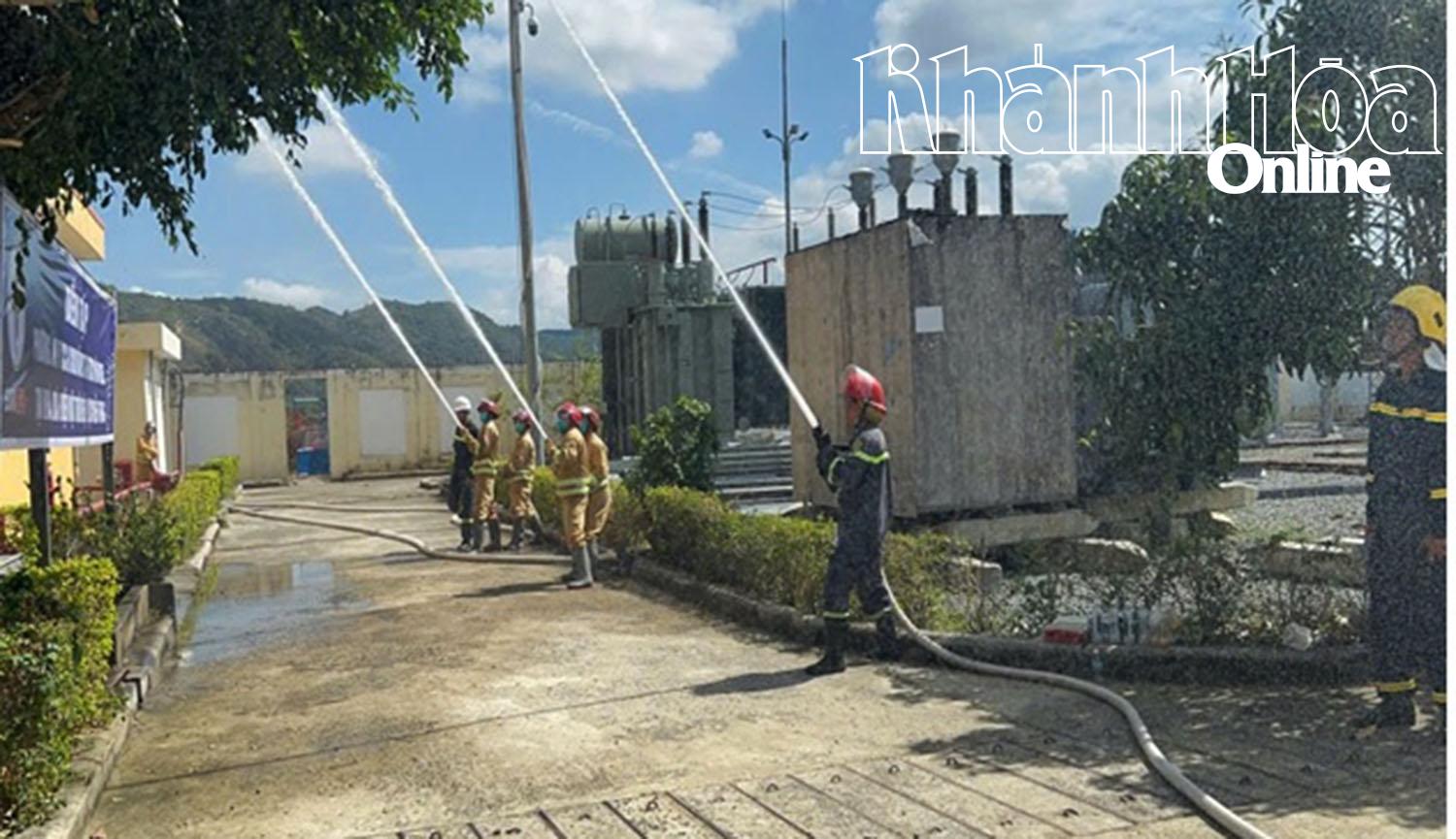 Lực lượng chức năng tham gia dập lửa tại hiện trường