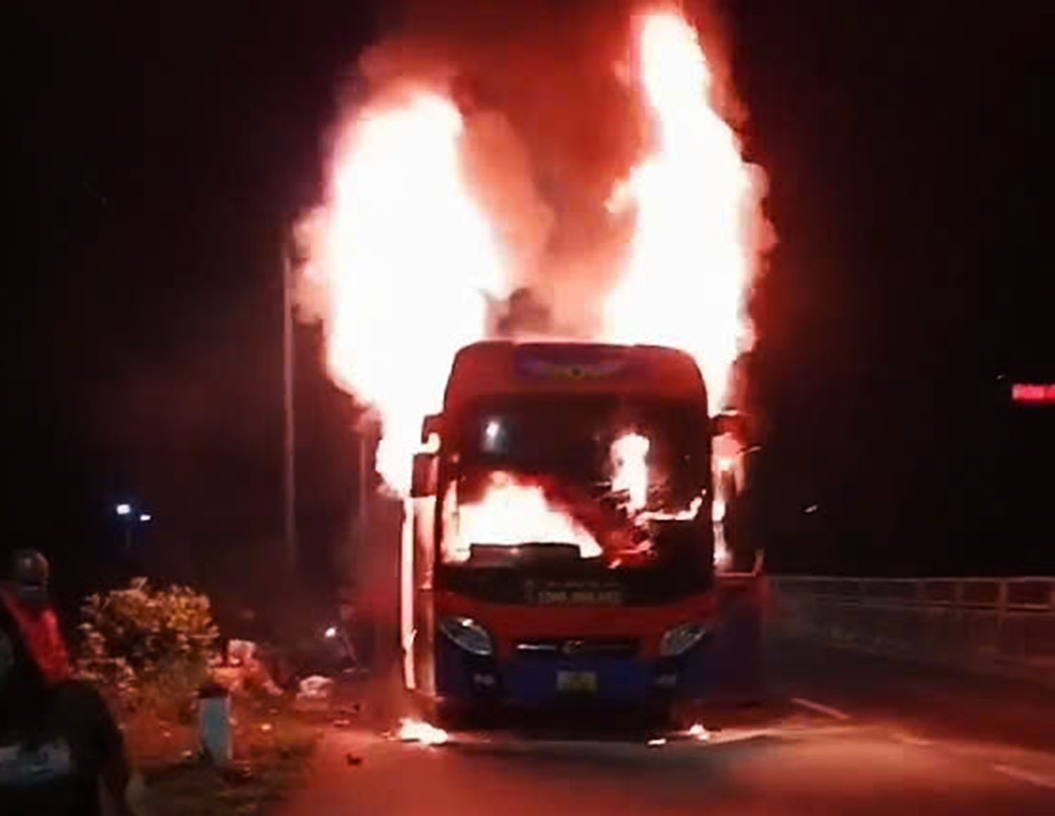 Xe khách bị hỏa hoạn trên Quốc lộ 1