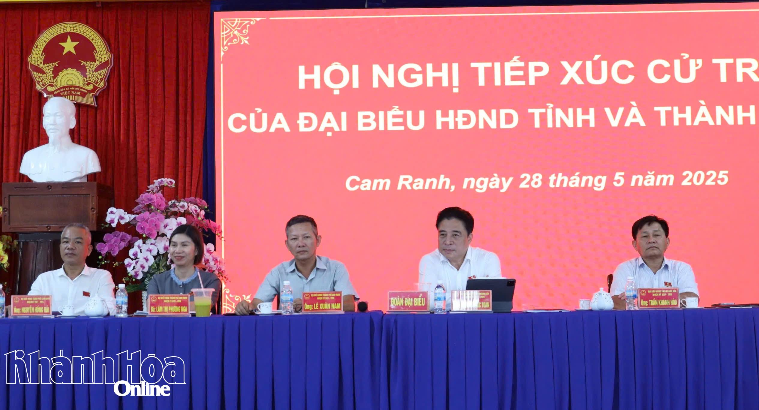 Đồng chí Nguyễn khắc Toàn cùng các đại biểu HĐND tỉnh và đại biểu HĐHD TP. Cam Ranh tiếp xúc cử tri tại phường Ba Ngòi