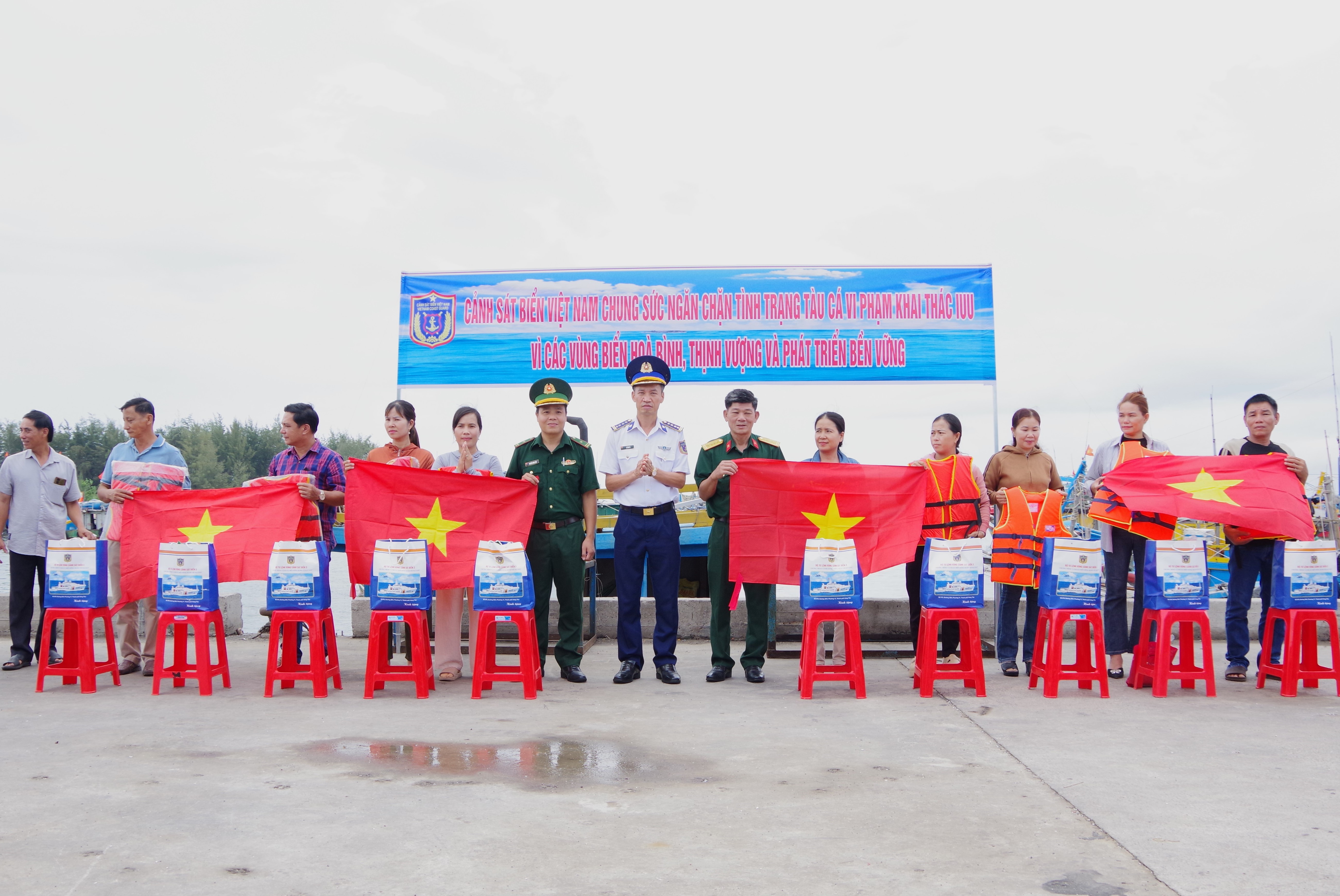 Đại diện các đơn vị trao quà tặng cho các ngư dân.