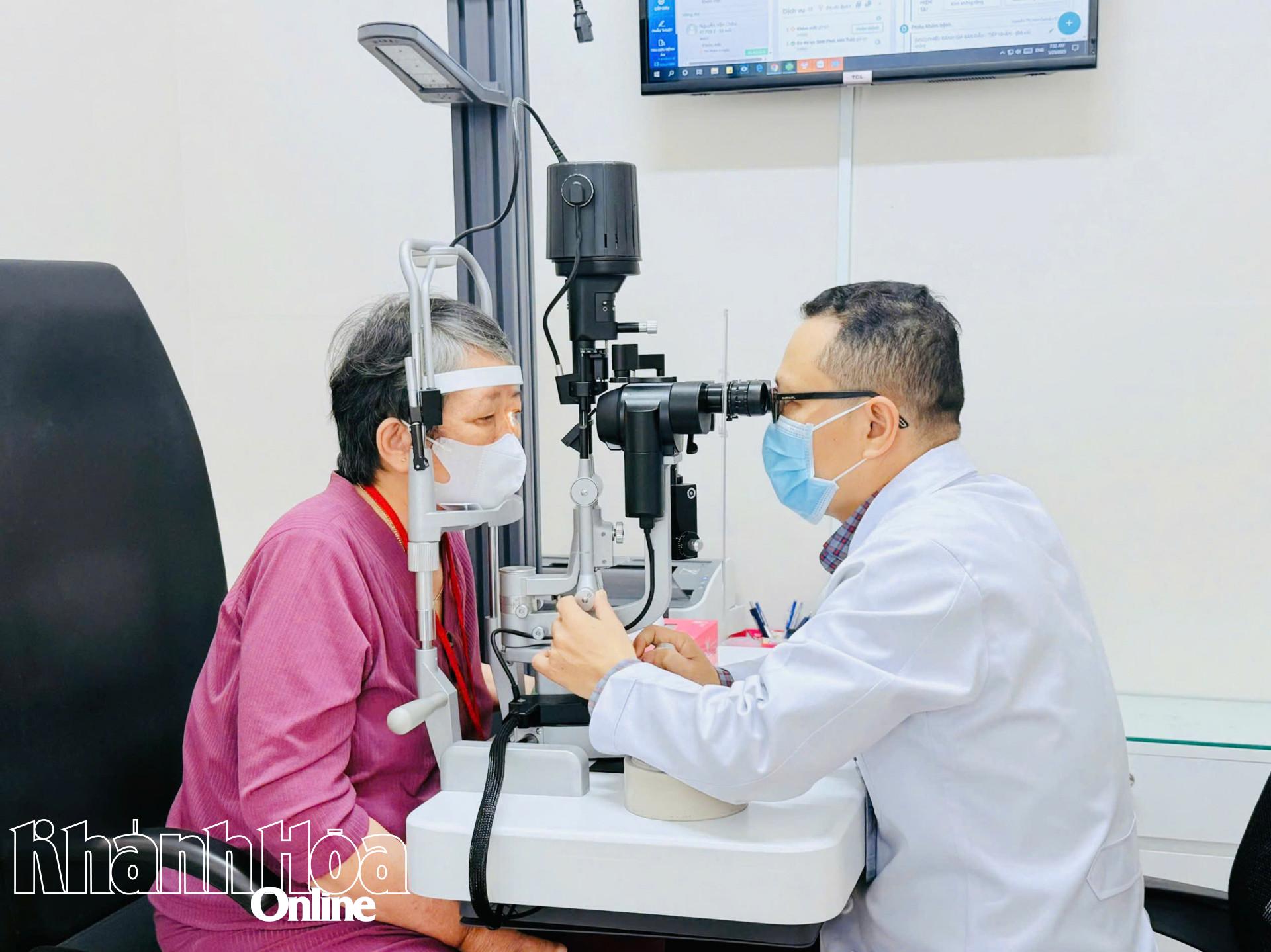 Bệnh nhân được kiểm tra lại mắt trước phẫu thuật.