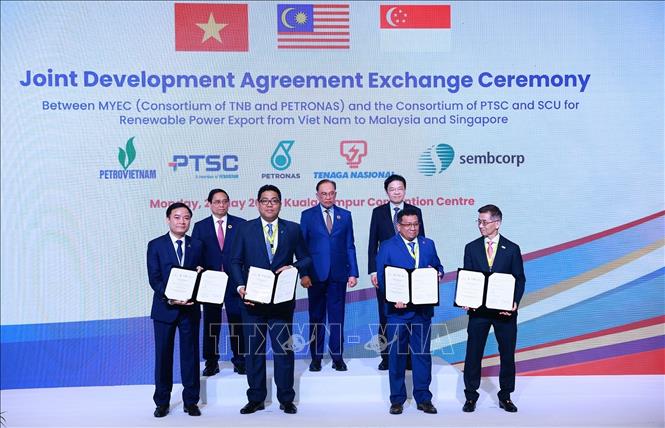 Hội nghị Cấp cao ASEAN: Việt Nam thỏa thuận xuất khẩu điện năng lượng tái tạo sang Malaysia và Singapore