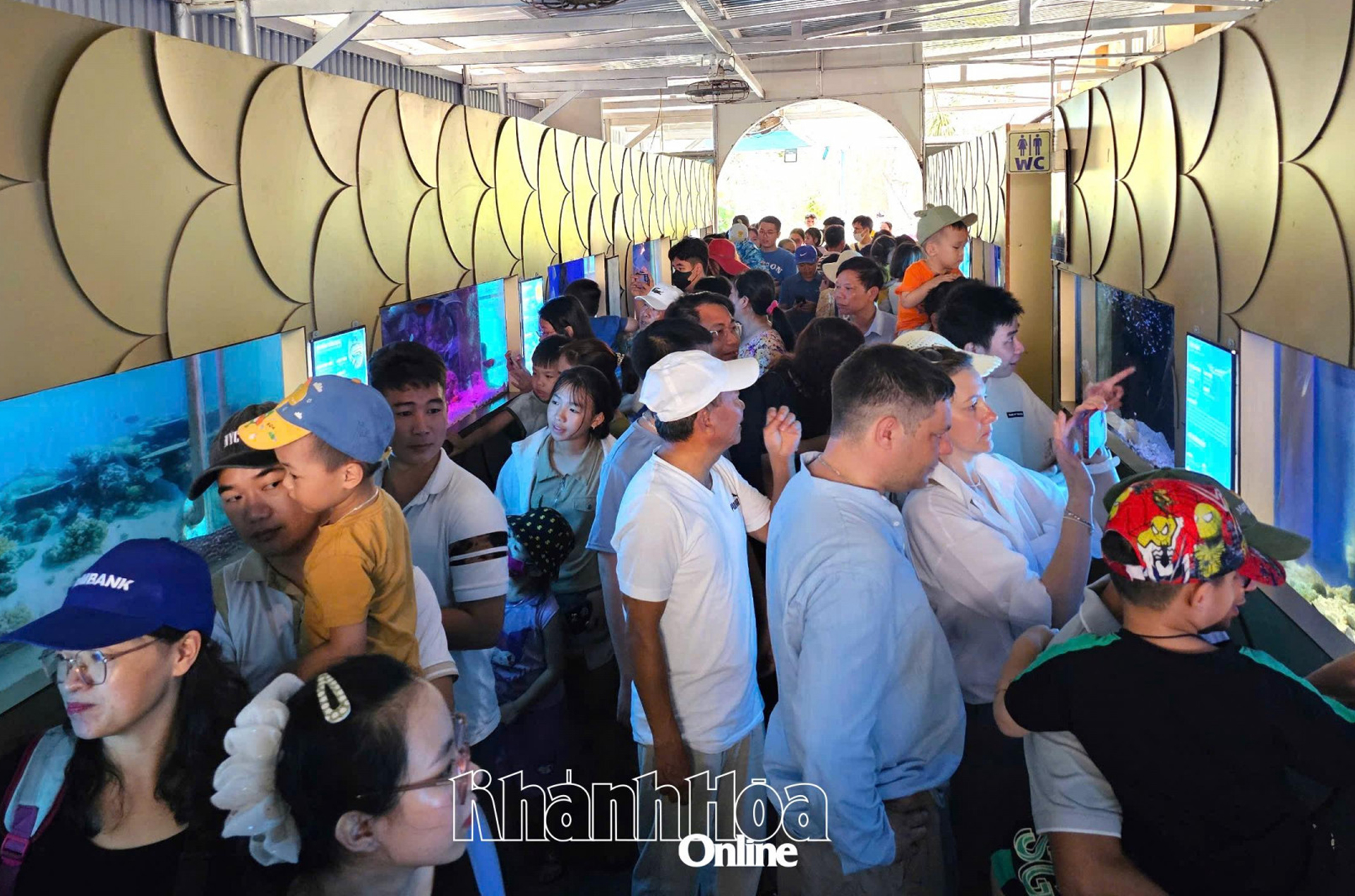 Tourists visit the Oceanographic Museum.
