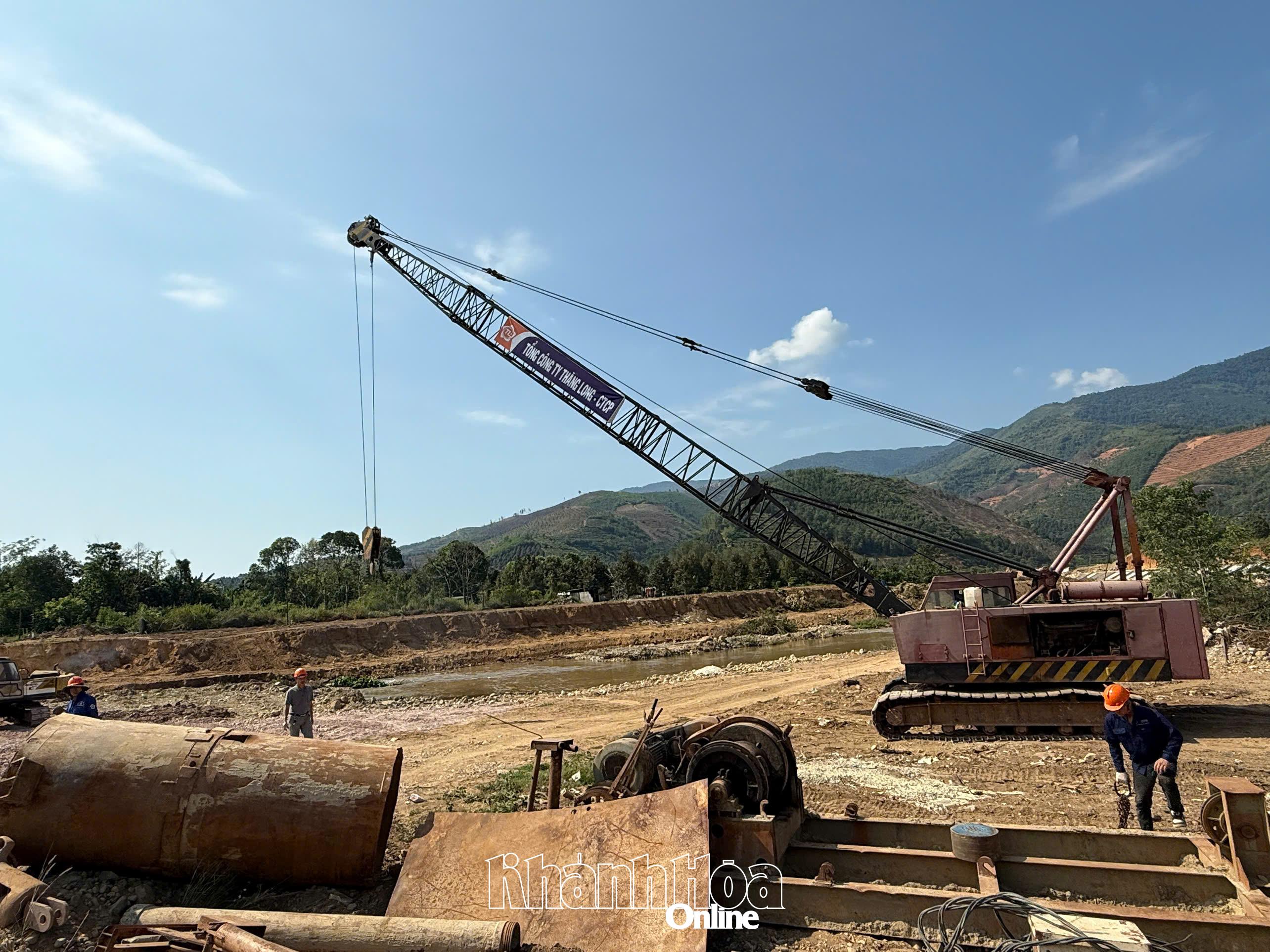 Đơn vị nhà thầu đang thi công tại vị trí đầu tuyến dự án