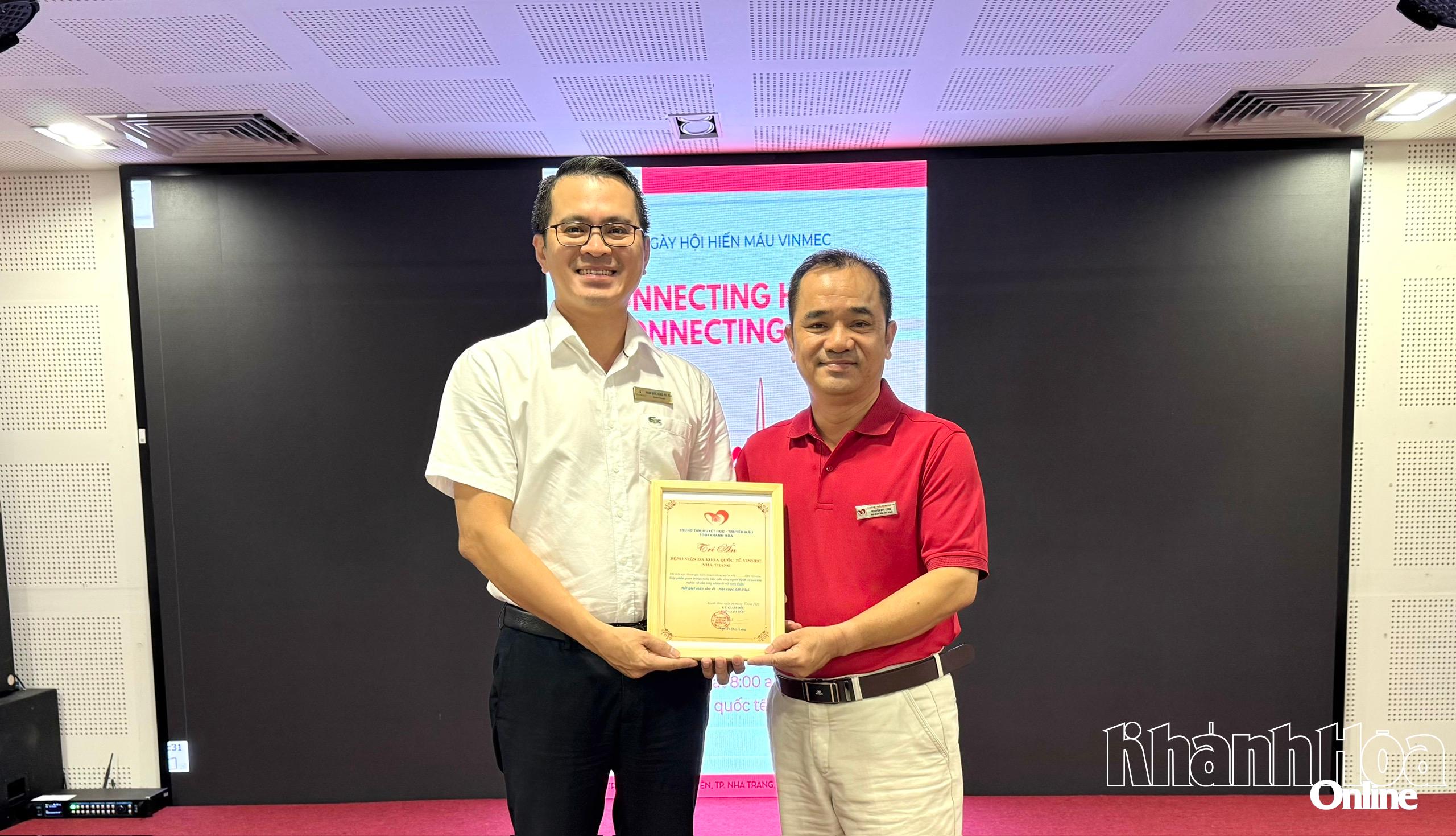 Lãnh đạo Trung tâm Huyết học - Truyền máu tỉnh tặng bảng tri ân Bệnh viện Đa khoa Vinmec Nha Trang