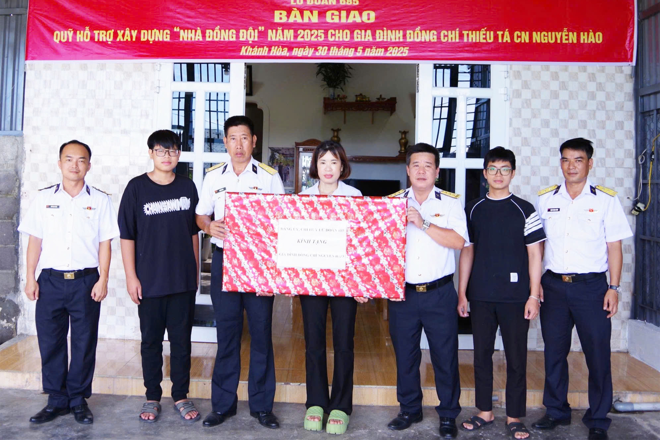 Thủ trưởng Lữ đoàn 685 tặng quà gia đình Thiếu tá quân nhân chuyên nghiệp Nguyễn Hào.