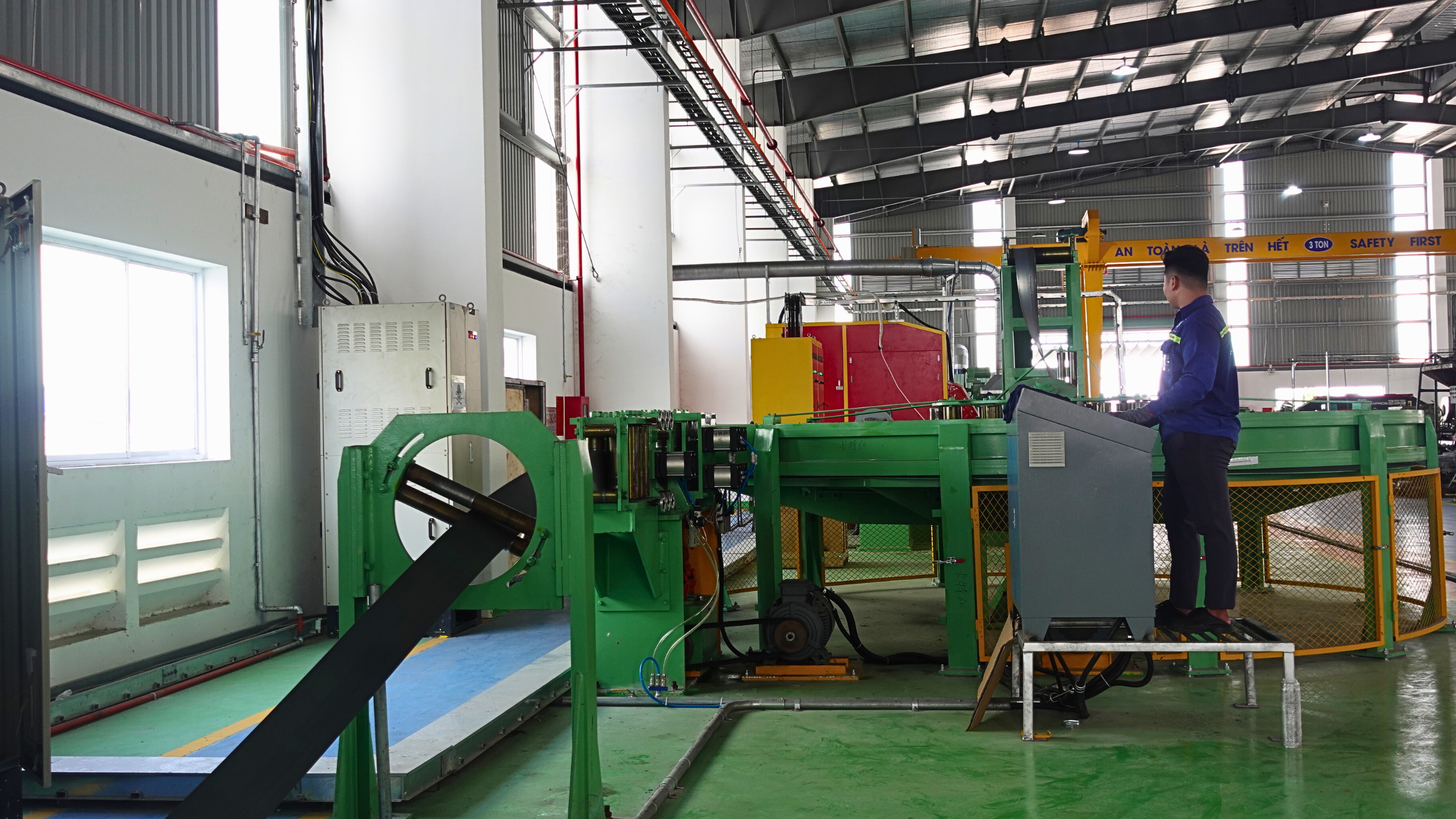 Hoạt động sản xuất ống thép luồn dây điện tại nhà máy Vietconduit