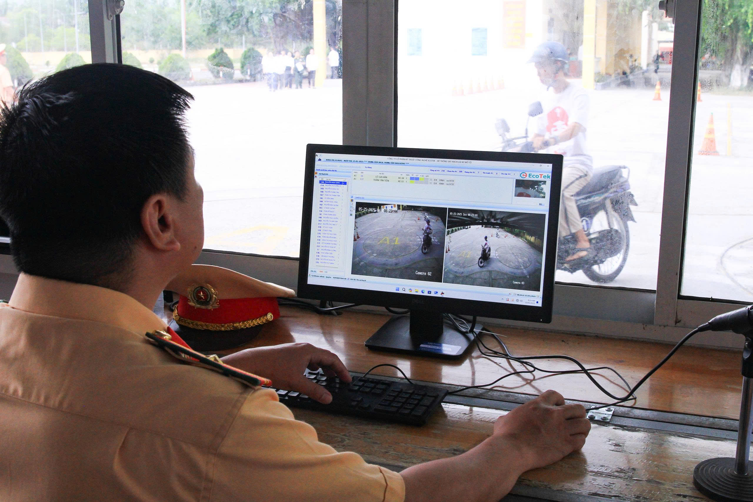 Công an tỉnh Khánh Hòa tổ chức kỳ sát hạch, cấp giấy phép lái xe đầu tiên