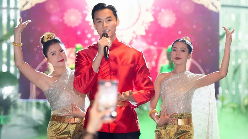 Vũ Linh thể hiện ca khúc bằng tiếng Thái Lan.