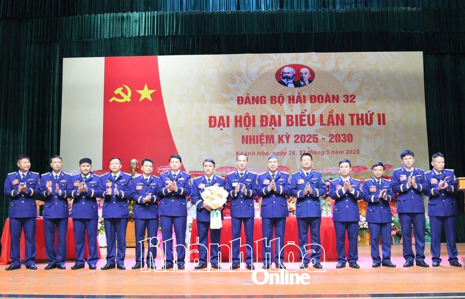 Ban Chấp hành Đảng bộ nhiệm kỳ mới ra mắt đại hội.