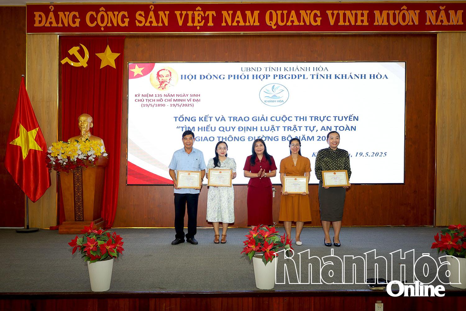 Các tập thể, cá nhân nhận giải ba. 