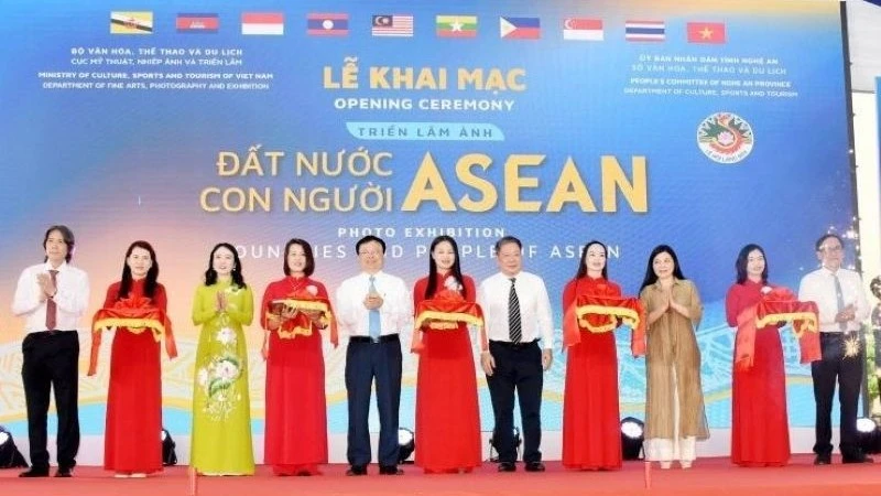 Hơn 200 tác phẩm trưng bày tại Triển lãm “Đất nước, con người ASEAN”