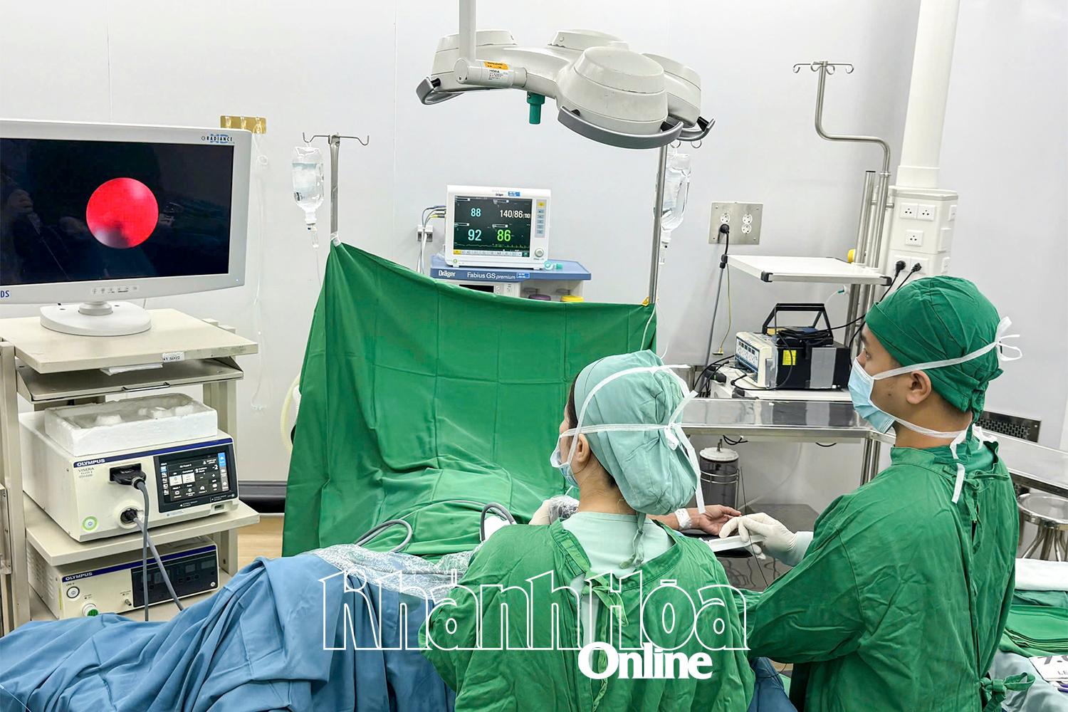 Ê-kíp bác sĩ Bệnh viện Đa khoa tỉnh thực hiện ca phẫu thuật nội soi.
